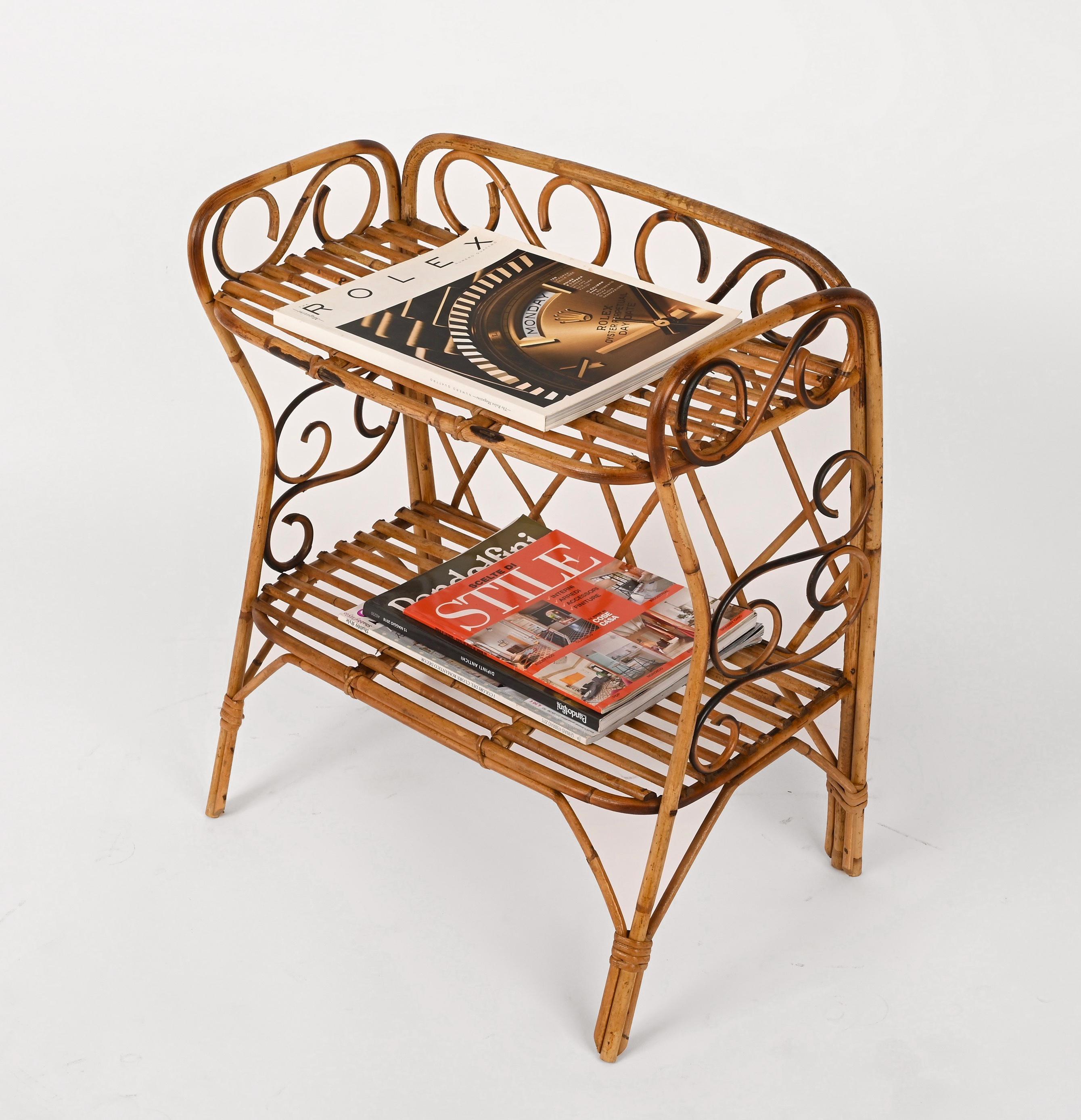 Zweistöckiger italienischer rechteckiger Kaffee- oder Nachttisch aus Bambus aus der Jahrhundertmitte, 1960er Jahre (Italienisch) im Angebot