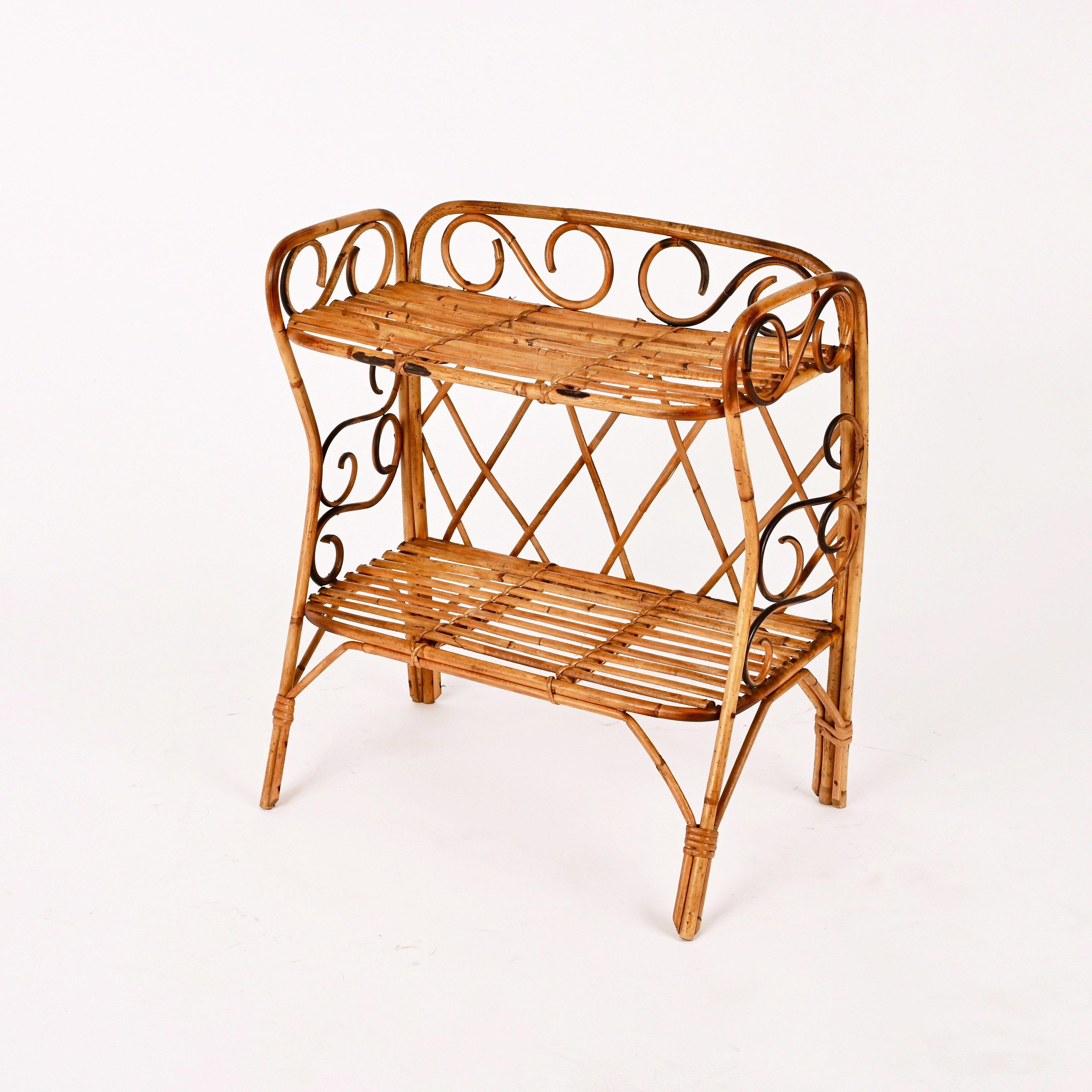 Zweistöckiger italienischer rechteckiger Kaffee- oder Nachttisch aus Bambus aus der Jahrhundertmitte, 1960er Jahre im Angebot 1