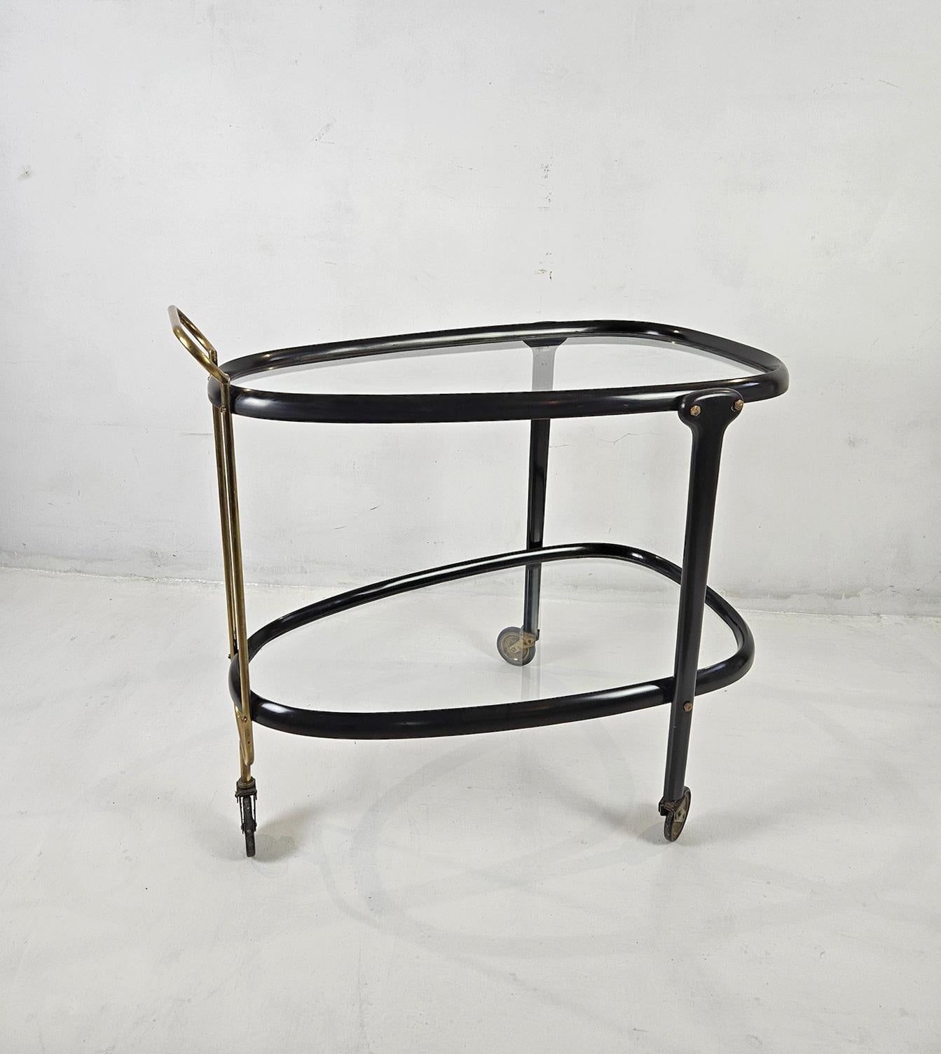 Ein ungewöhnlicher ovaler Barwagen aus der Mitte des Jahrhunderts von Cesare Lacca, Italien. Hergestellt aus gebeizter, lackierter Buche und Messing mit einem für Lacca typischen Design, auch wenn dieses besondere Design selten ist. Mit zwei Ebenen