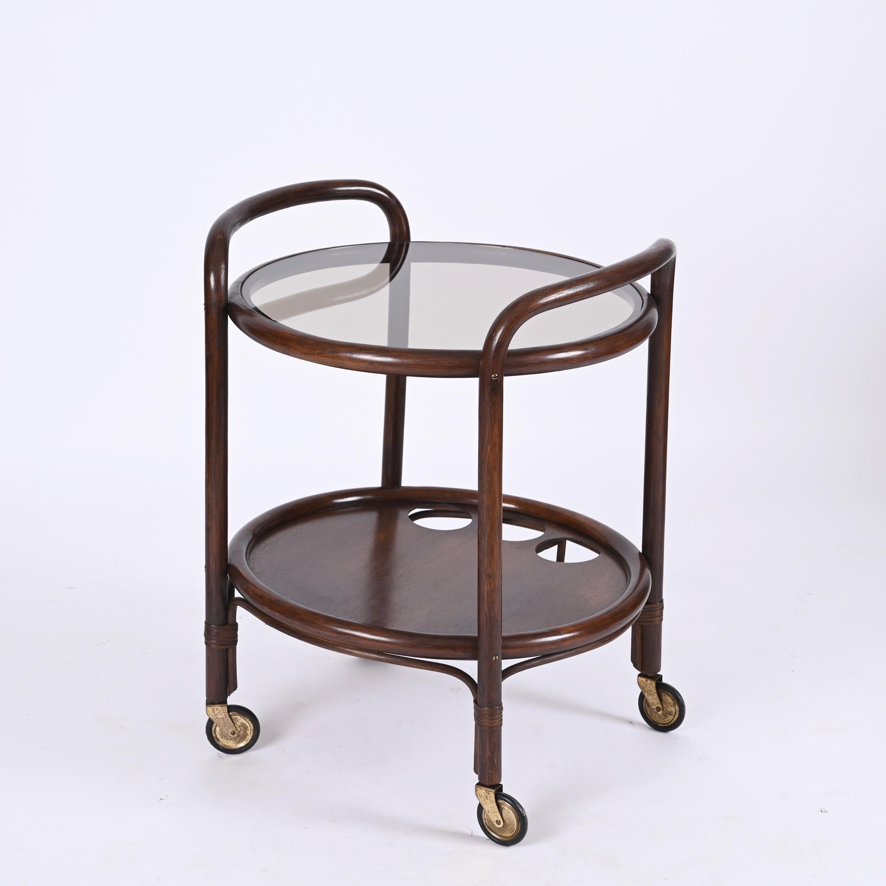 italien Chariot de service de bar du milieu du siècle dernier en bambou, rotin et verre fumé, Italie, 1970 en vente