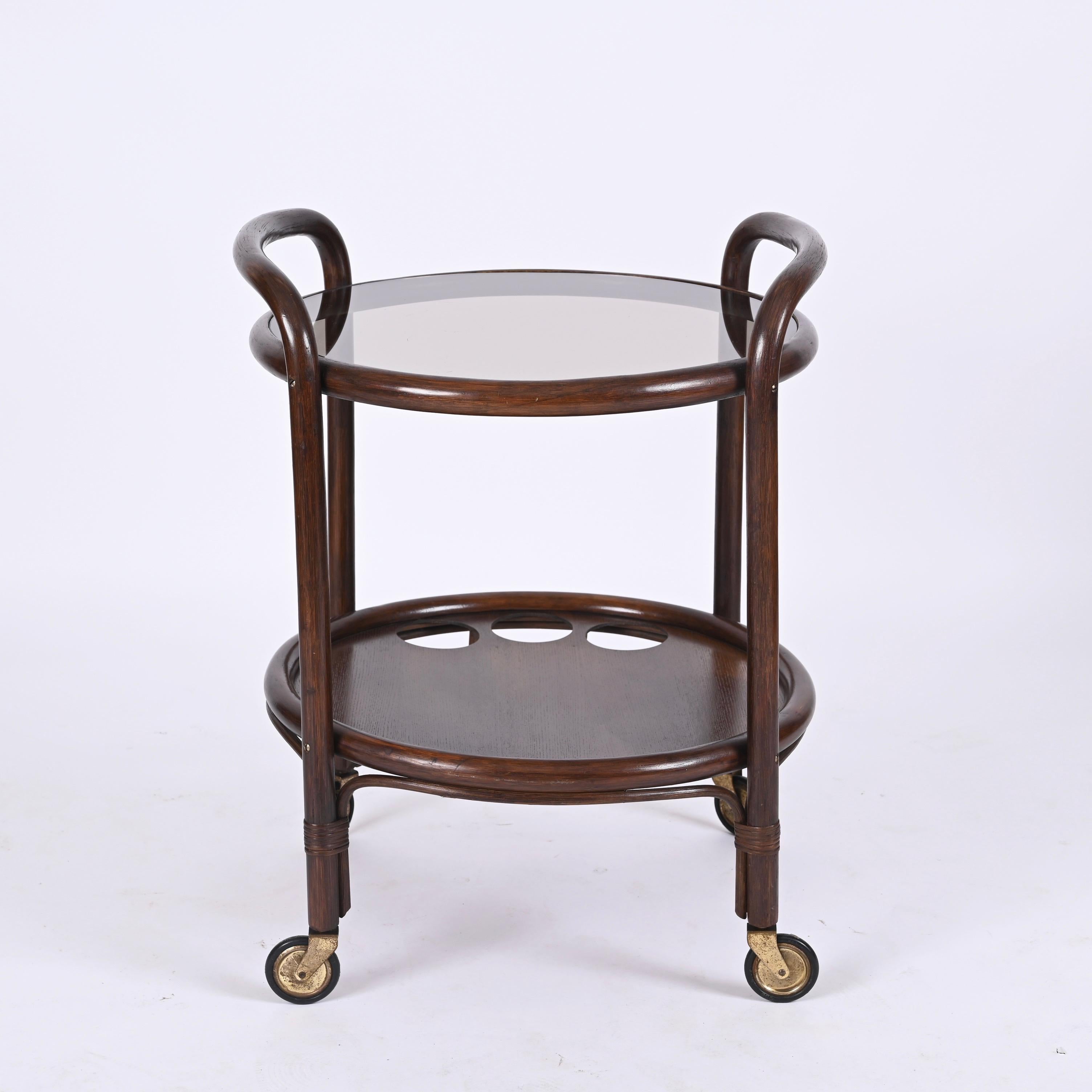Chariot de service de bar du milieu du siècle dernier en bambou, rotin et verre fumé, Italie, 1970 en vente 2