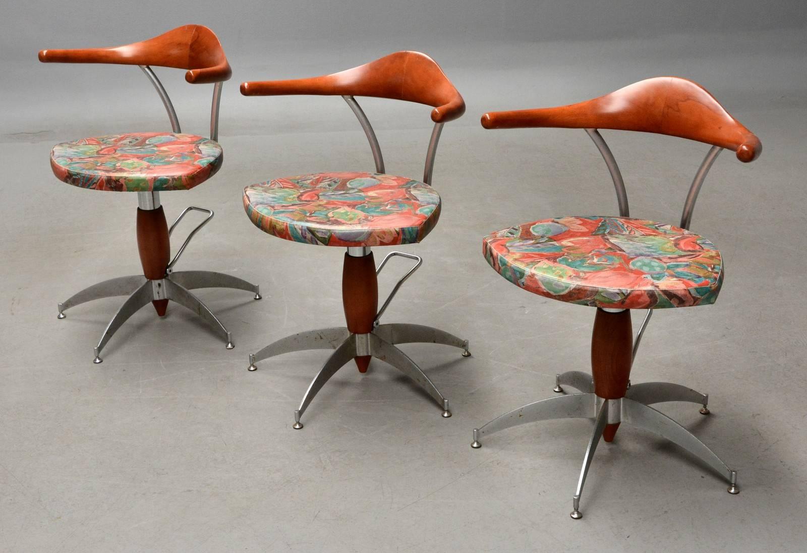 Hairdressing chairs upholstered with a floral artificial material, headpiece, and stem of cherry-beech wood, steel base, adjustable height pedal for adjustment.
Used condition, including rust on the frame.