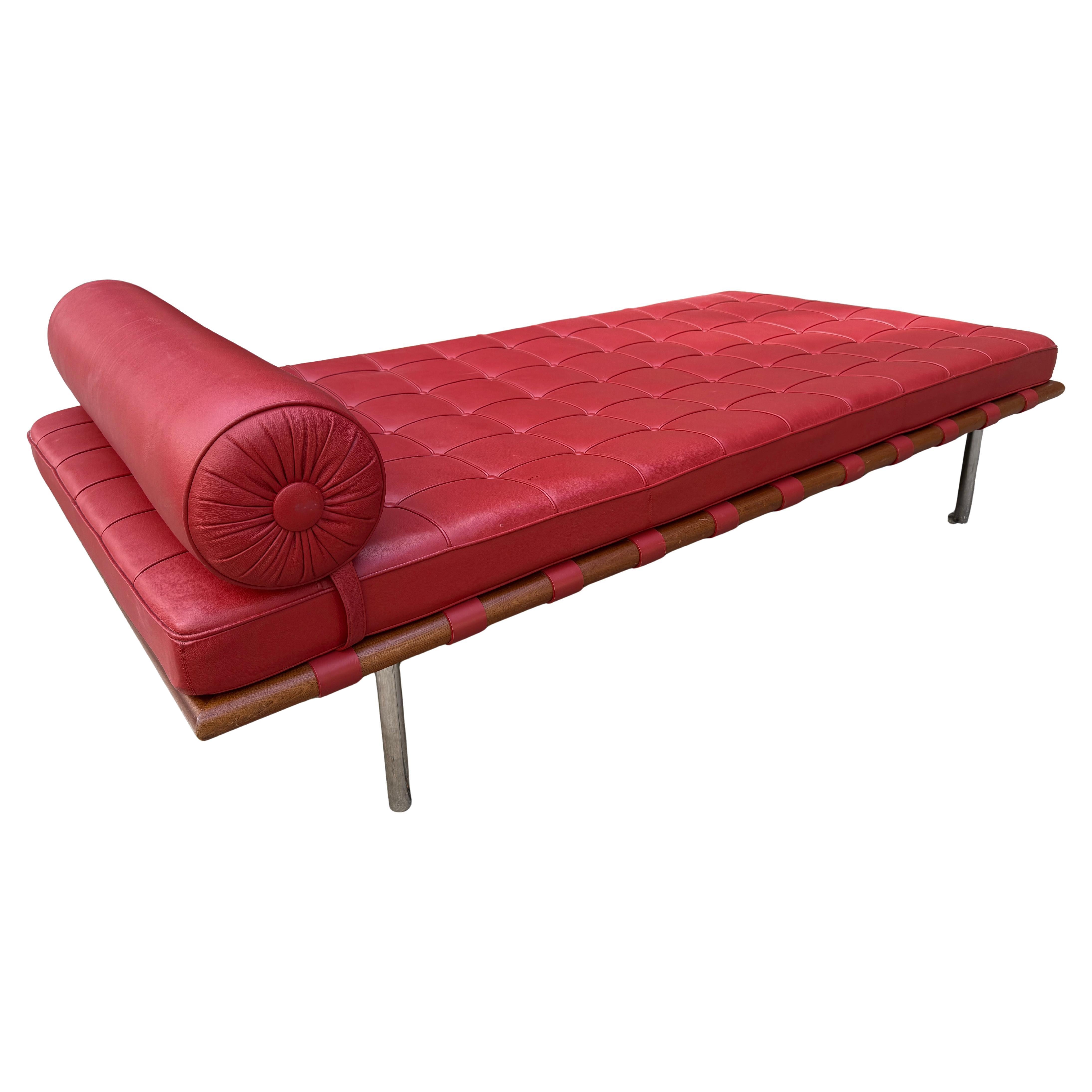 Canapé-lit Barcelona de Ludwig Mies van der Rohe pour Knoll International, États-Unis, années 1980. L'un des designs modernistes les plus emblématiques et les plus durables, le lit de jour Barcelona a été créé à l'origine en 1929 pour le pavillon