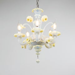 Lustre de style baroque du milieu du siècle dernier en opaline de Murano avec daffodils Lattimo jaunes
