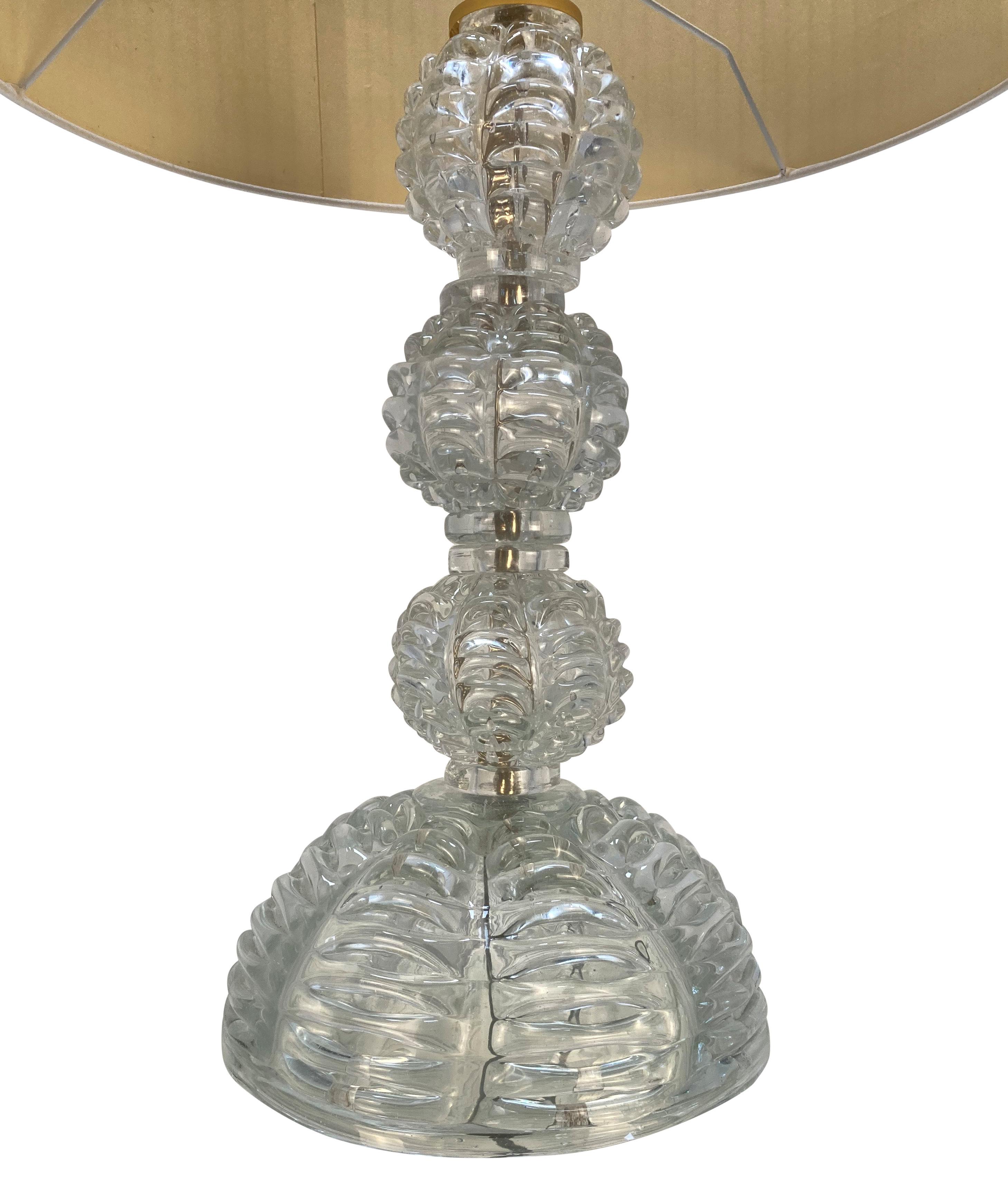 Lampe de table du milieu du siècle par Barovier, avec des sections graduées soufflées à la main. Vendu avec l'abat-jour.