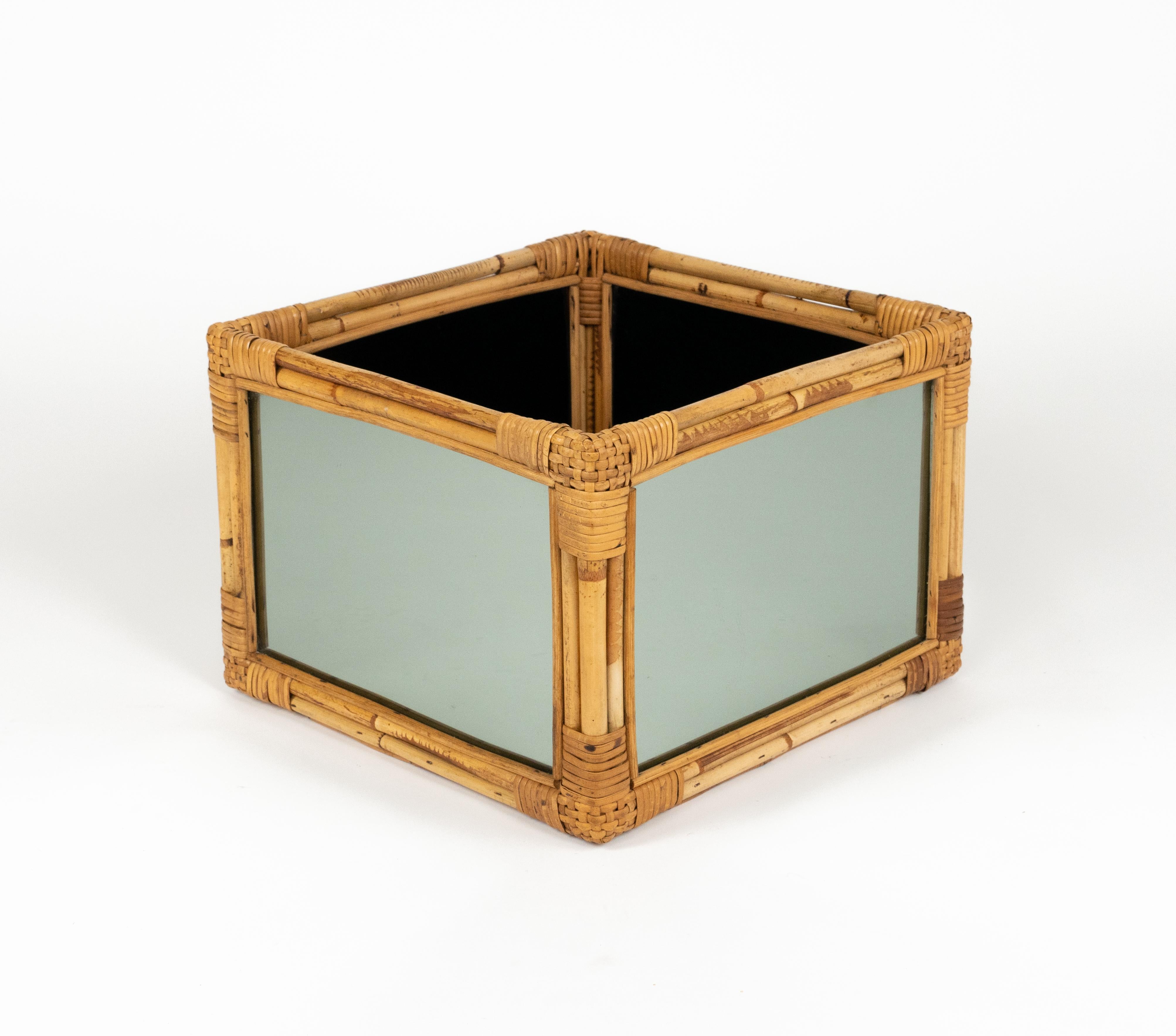 Cestino o portariviste quadrato in bambù, rattan e specchio fumé nello stile di Vivai del Sud.

Realizzato in Italia negli anni '70.

Vivai del Sud, Gabriella Crespi e Arpex erano i tre principali studi di design dell'Italia degli anni '70