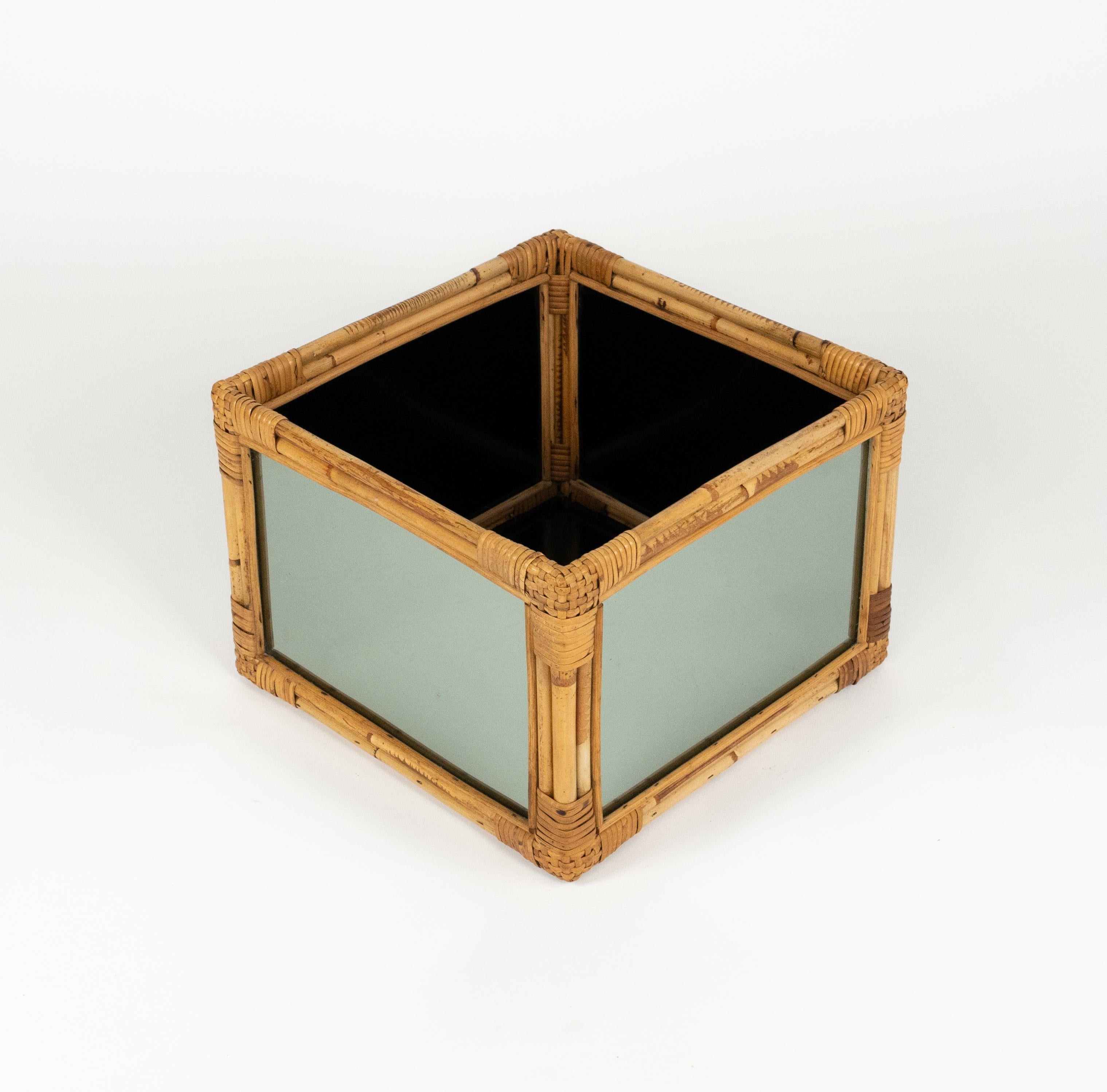 Mid-Century moderno Cestino del Medioevo in bambù, rattan e specchio in stile Vivai del Sud Italia anni '70 in vendita