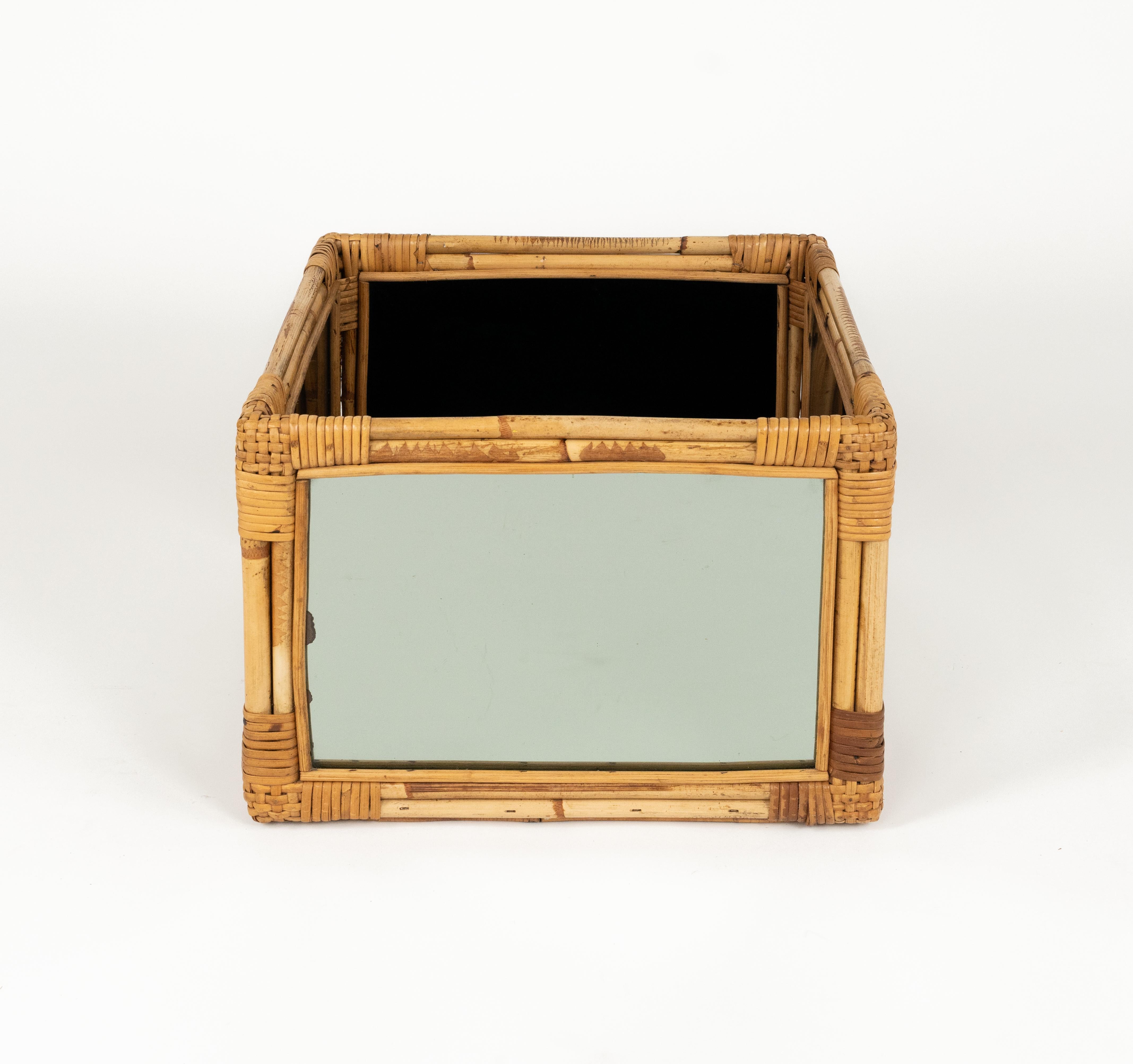 Fatto a mano Cestino del Medioevo in bambù, rattan e specchio in stile Vivai del Sud Italia anni '70 in vendita