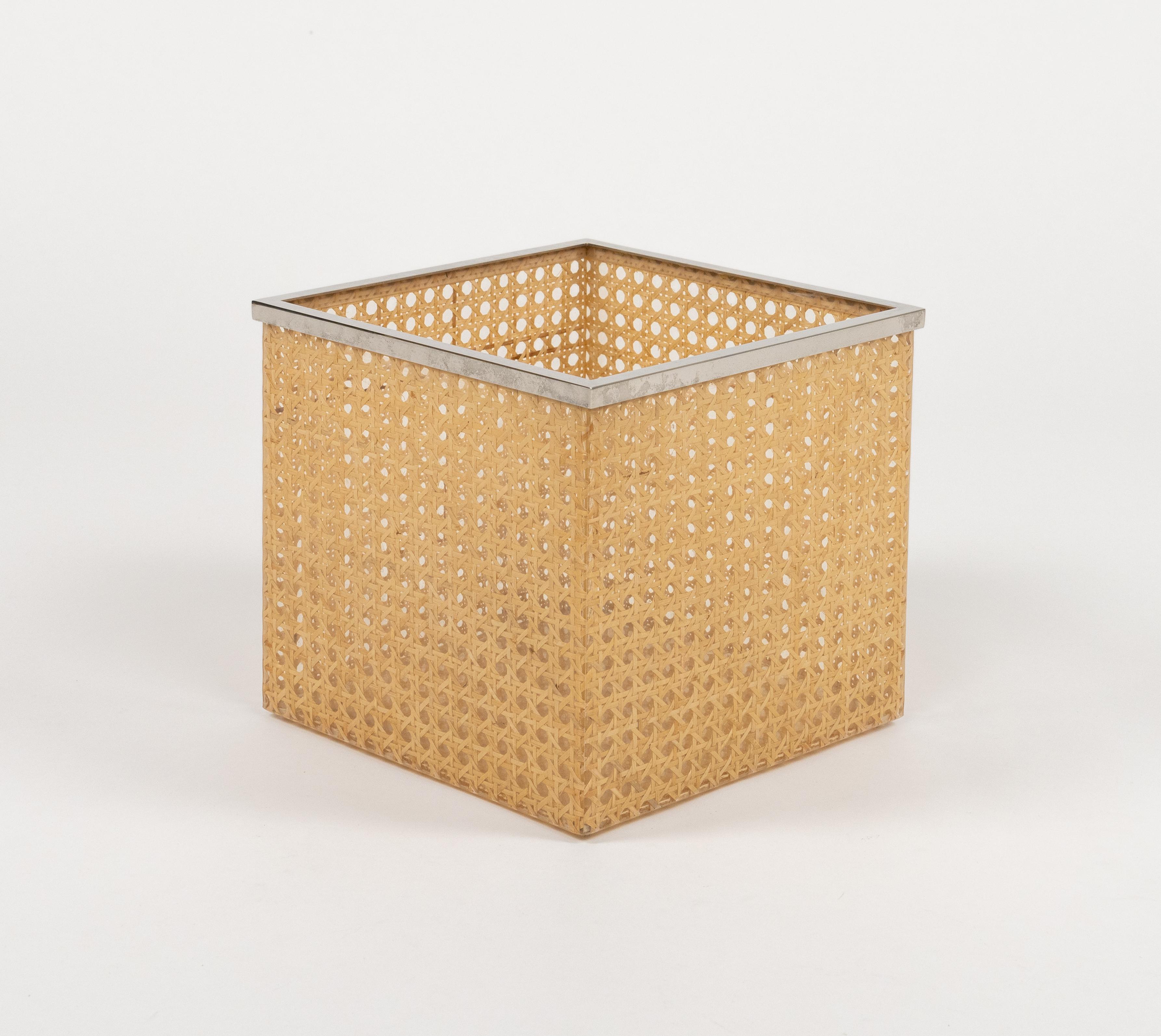 Cestino decorativo di metà secolo in lucite, rattan e cromo nello stile di Christian Dior Home.   

Realizzato in Italia negli anni '70.   

Ottimo accessorio per qualsiasi interno moderno.