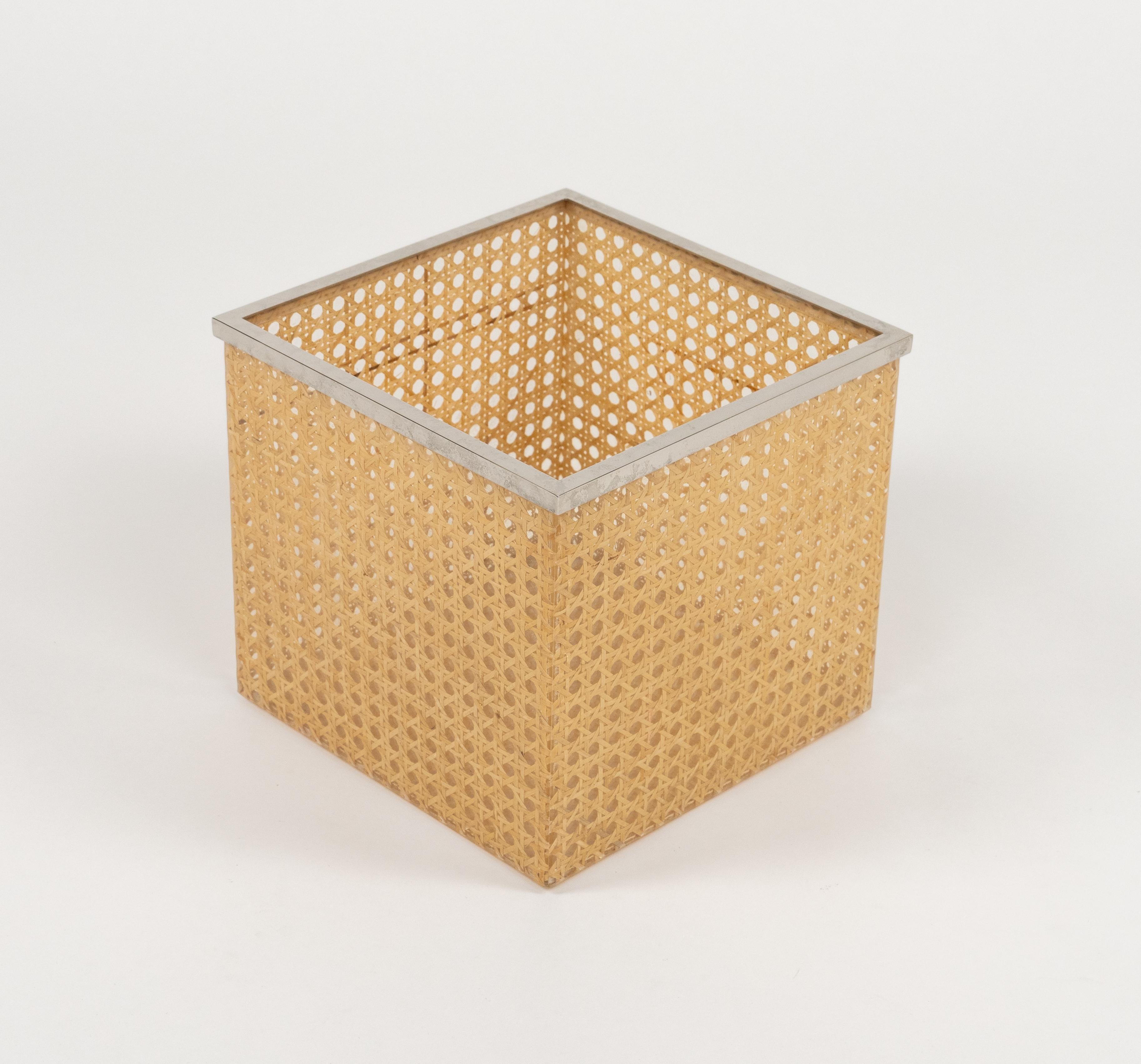 Mid-Century moderno Cestino di metà secolo in lucite, rattan e cromo in stile Christian Dior, Italia anni '70 in vendita