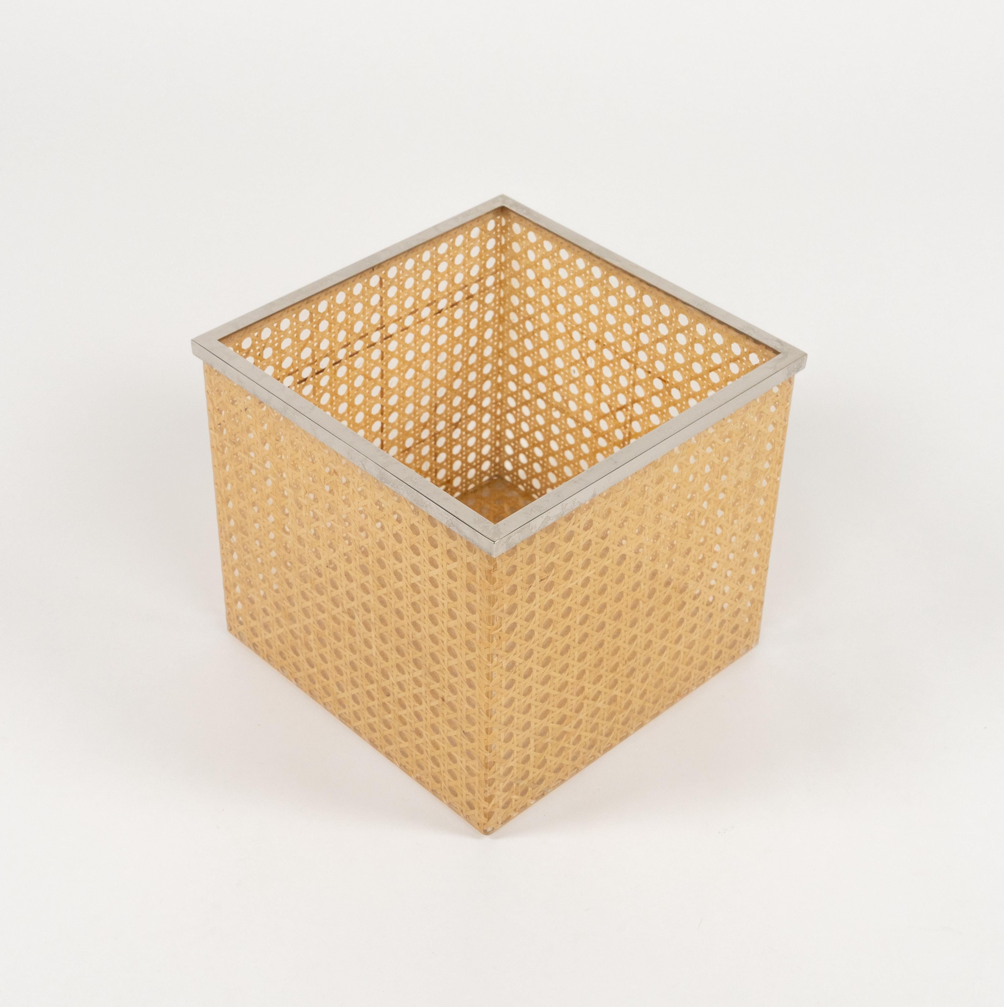 Cestino di metà secolo in lucite, rattan e cromo in stile Christian Dior, Italia anni '70 In condizioni buone in vendita a Rome, IT