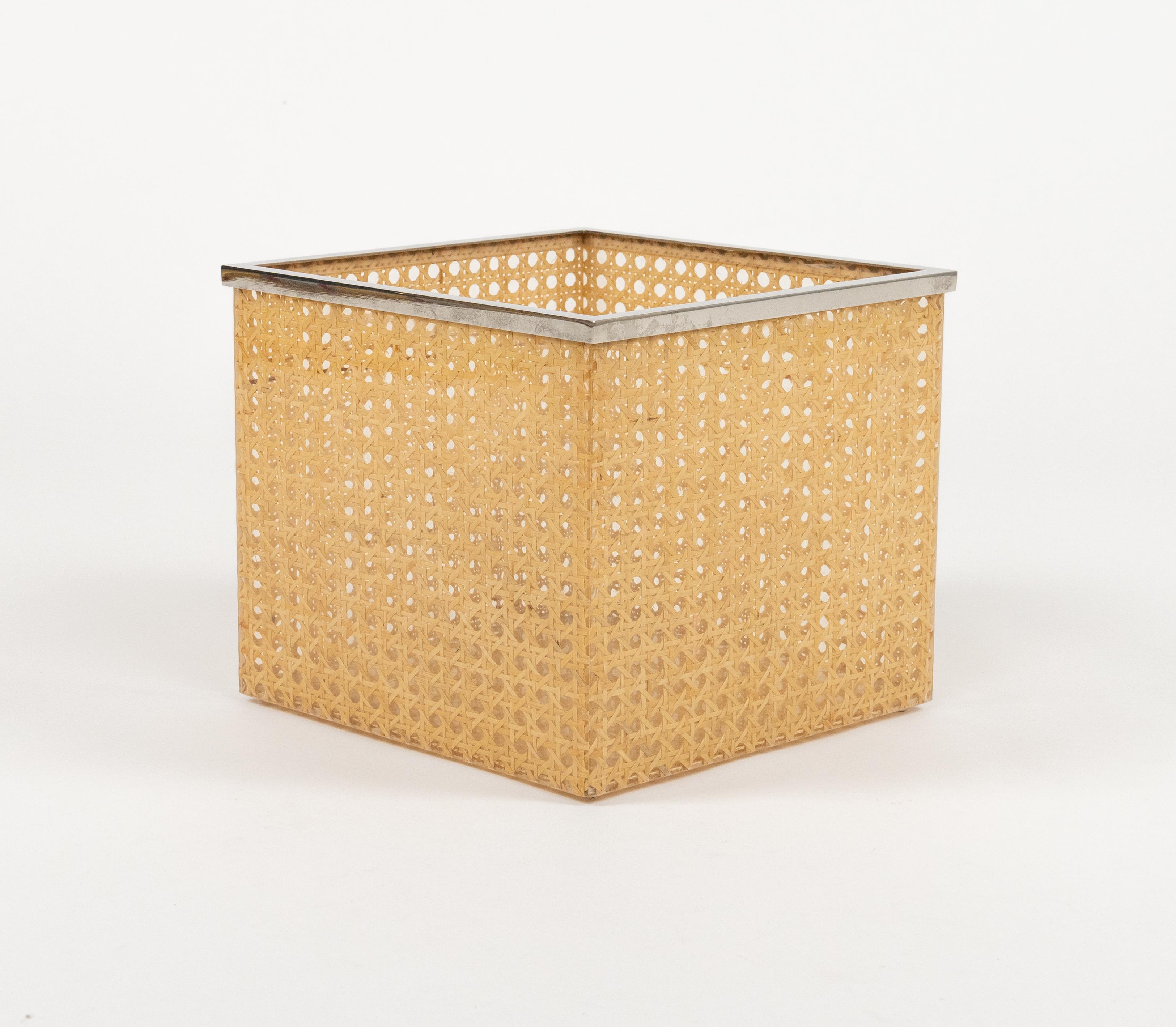 Fine XX secolo Cestino di metà secolo in lucite, rattan e cromo in stile Christian Dior, Italia anni '70 in vendita