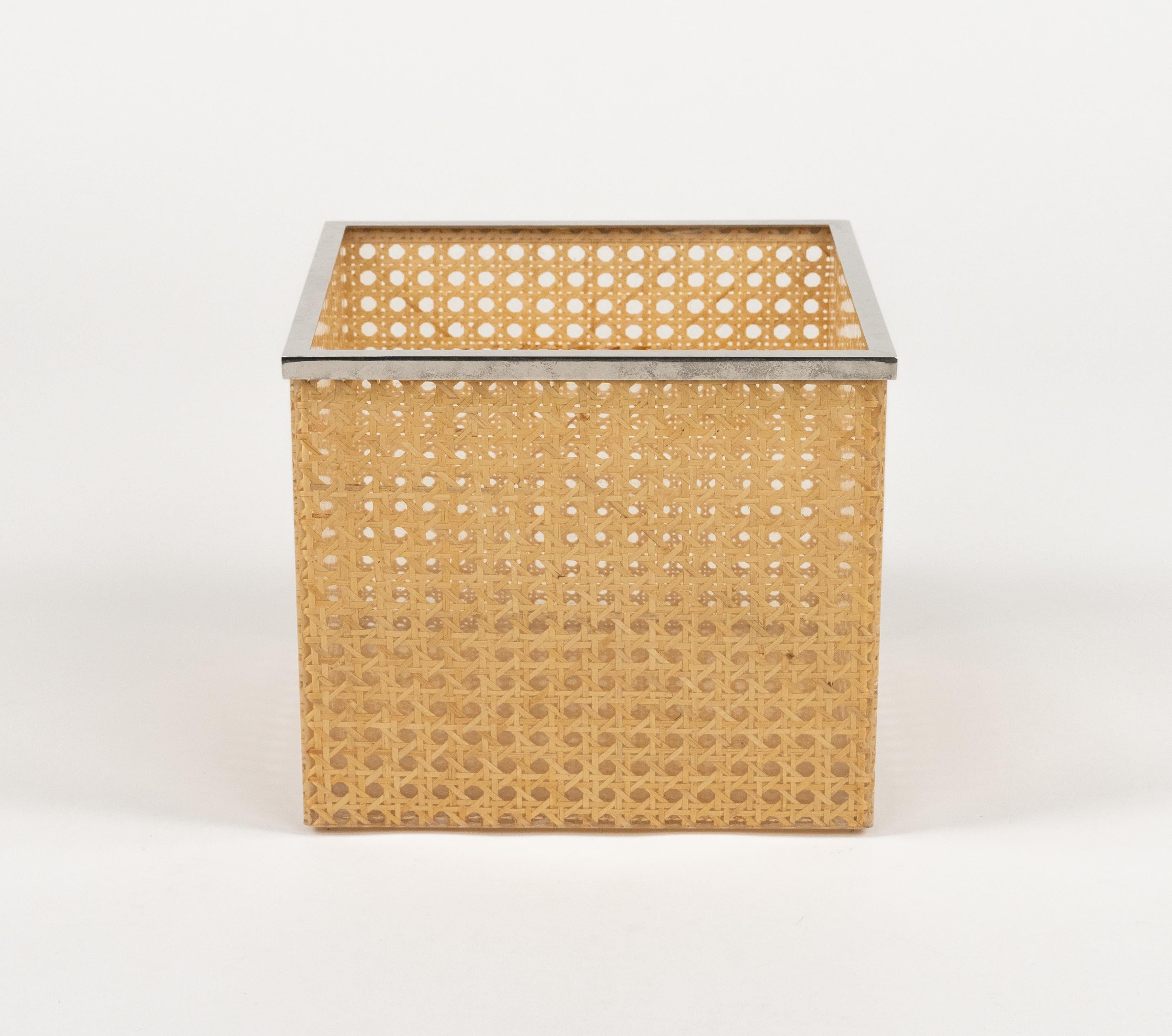 Metallo Cestino di metà secolo in lucite, rattan e cromo in stile Christian Dior, Italia anni '70 in vendita