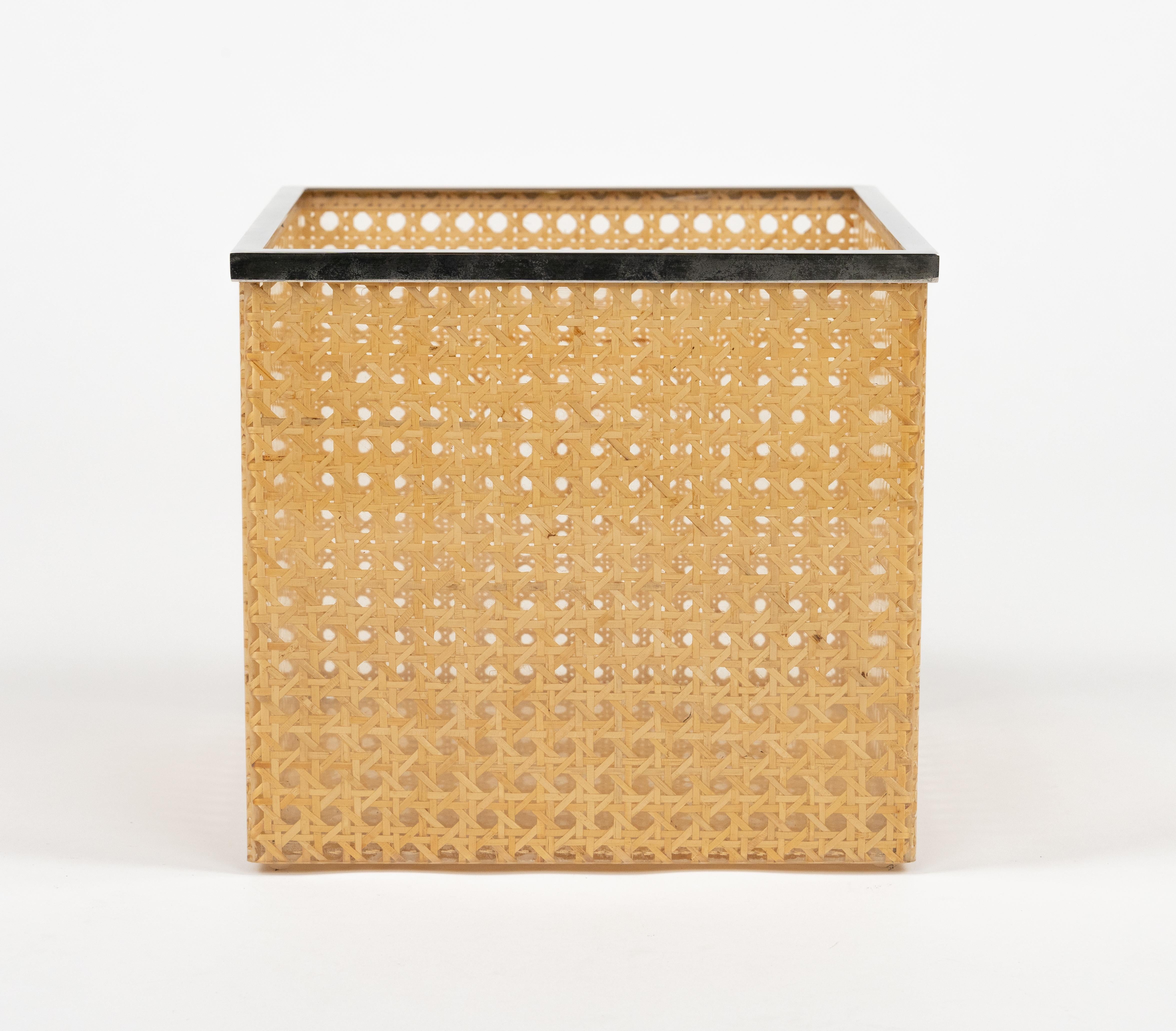 Cestino di metà secolo in lucite, rattan e cromo in stile Christian Dior, Italia anni '70 in vendita 1