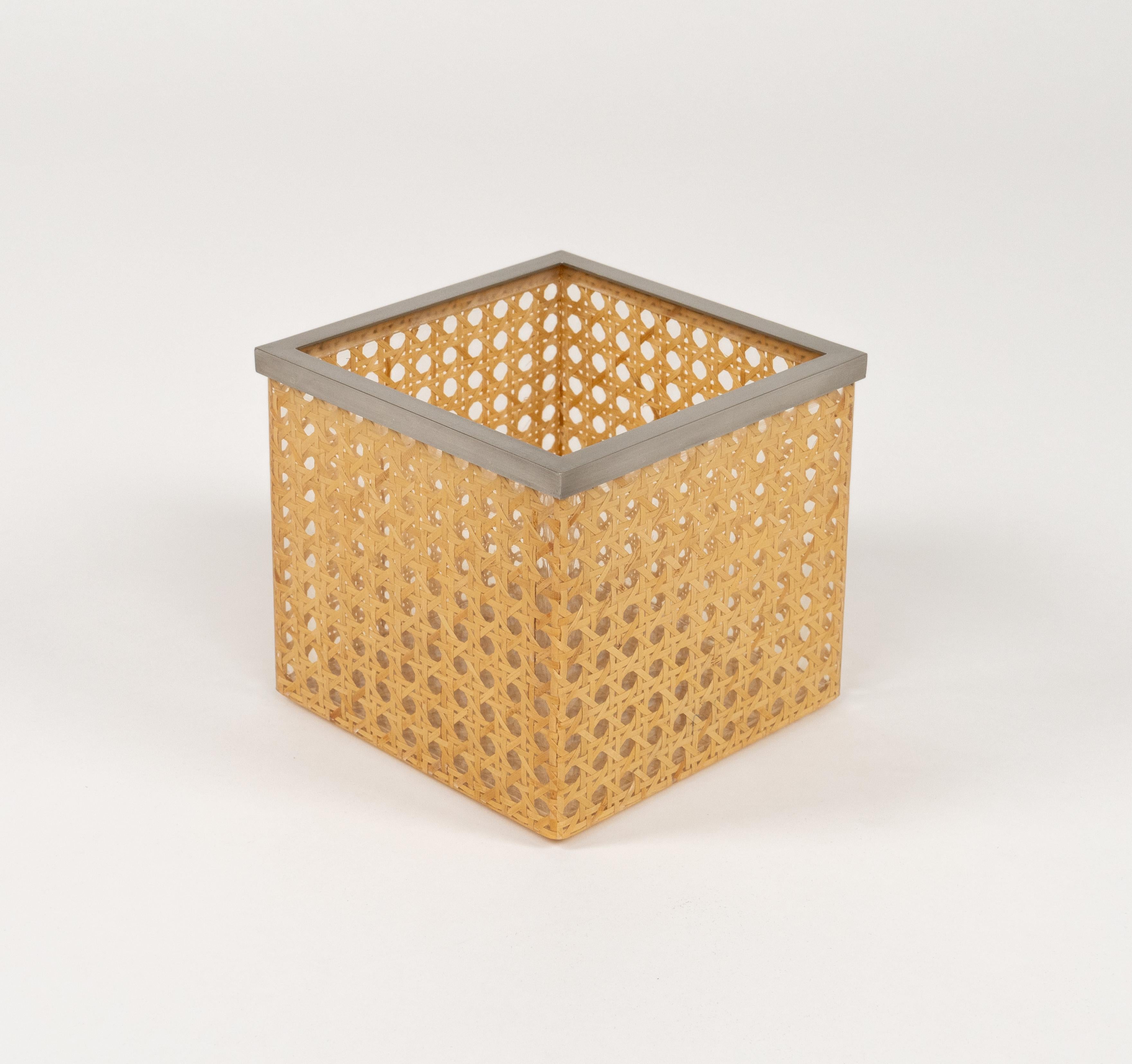 Panier décoratif étonnant du milieu du siècle en lucite, rotin et acier dans le style de Christian Dior Home.   

Fabriqué en Italie dans les années 1970.   

Excellent accessoire pour tout intérieur moderne.
