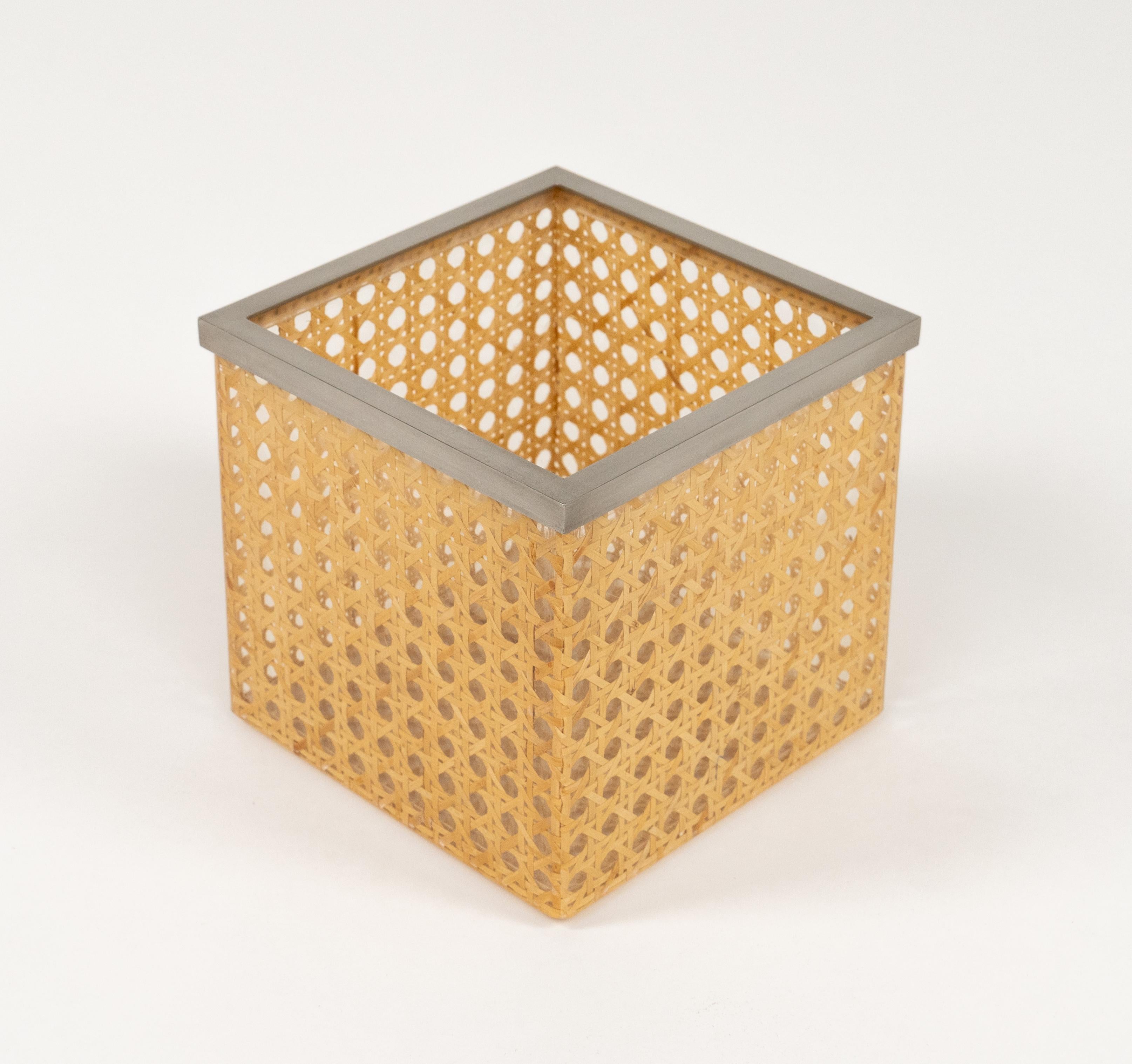 Mid-Century Modern Panier du milieu du siècle dernier en Lucite, rotin et acier de style Christian Dior, Italie 1970 en vente