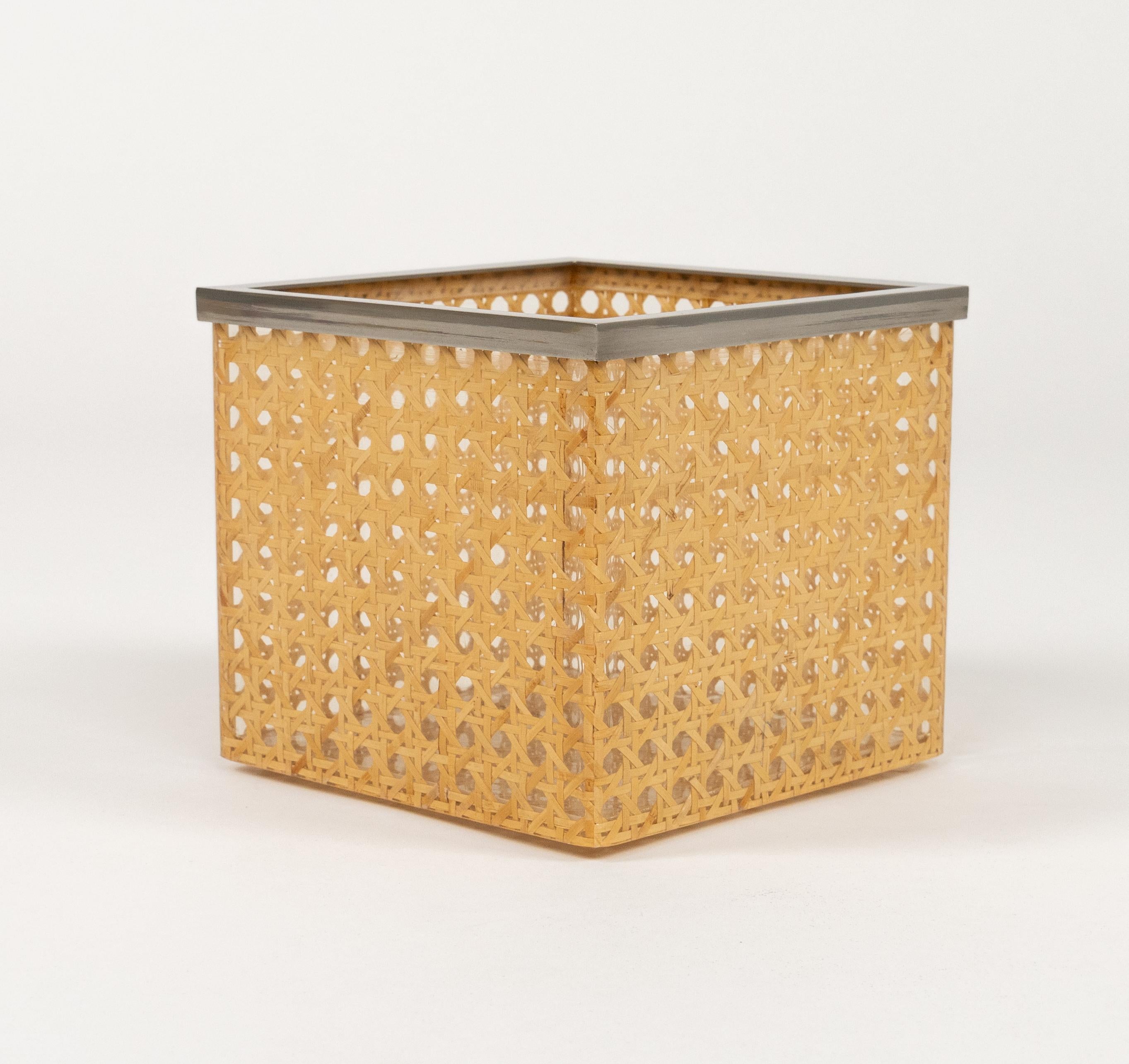 italien Panier du milieu du siècle dernier en Lucite, rotin et acier de style Christian Dior, Italie 1970 en vente