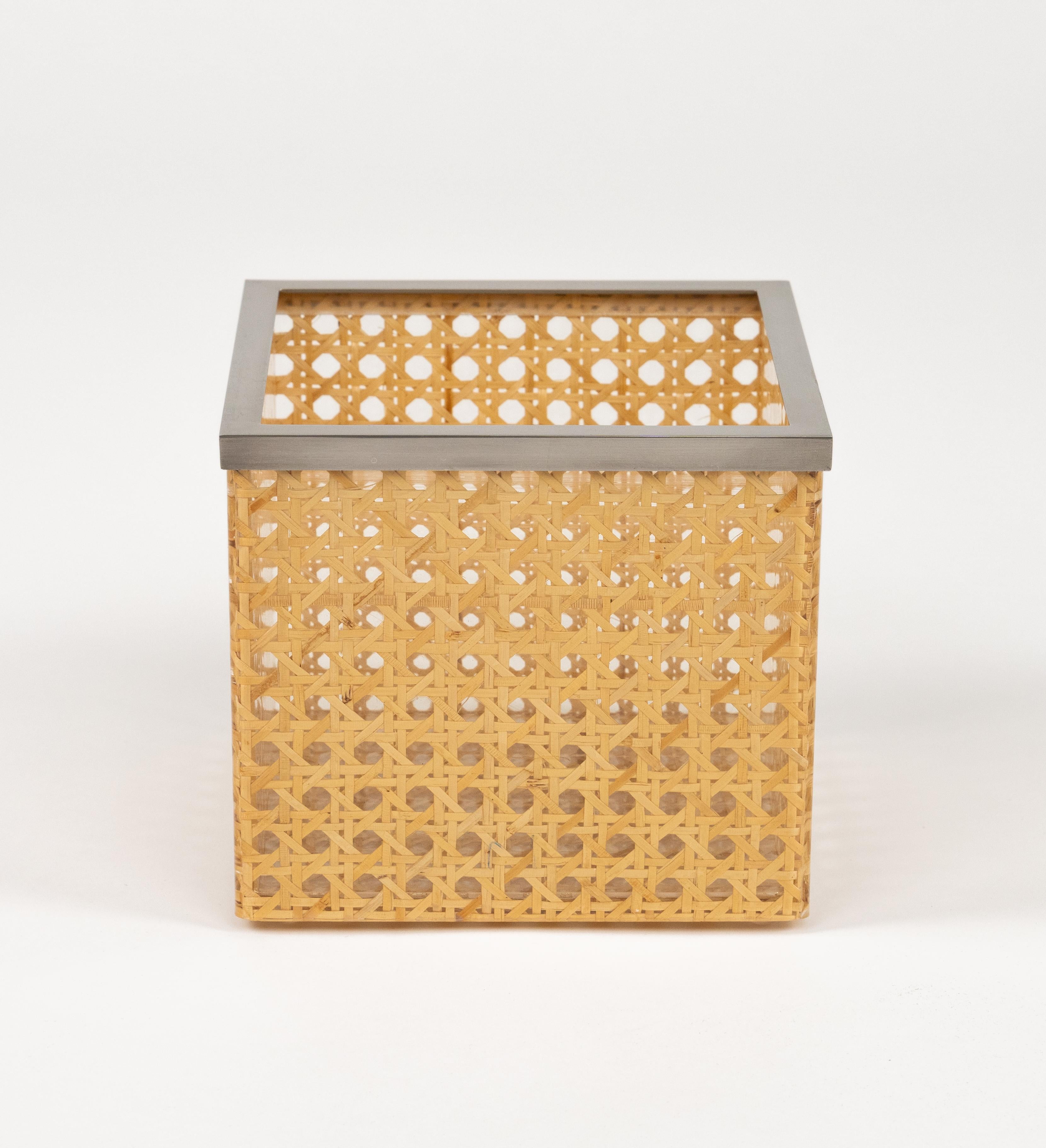 Panier du milieu du siècle dernier en Lucite, rotin et acier de style Christian Dior, Italie 1970 Bon état - En vente à Rome, IT