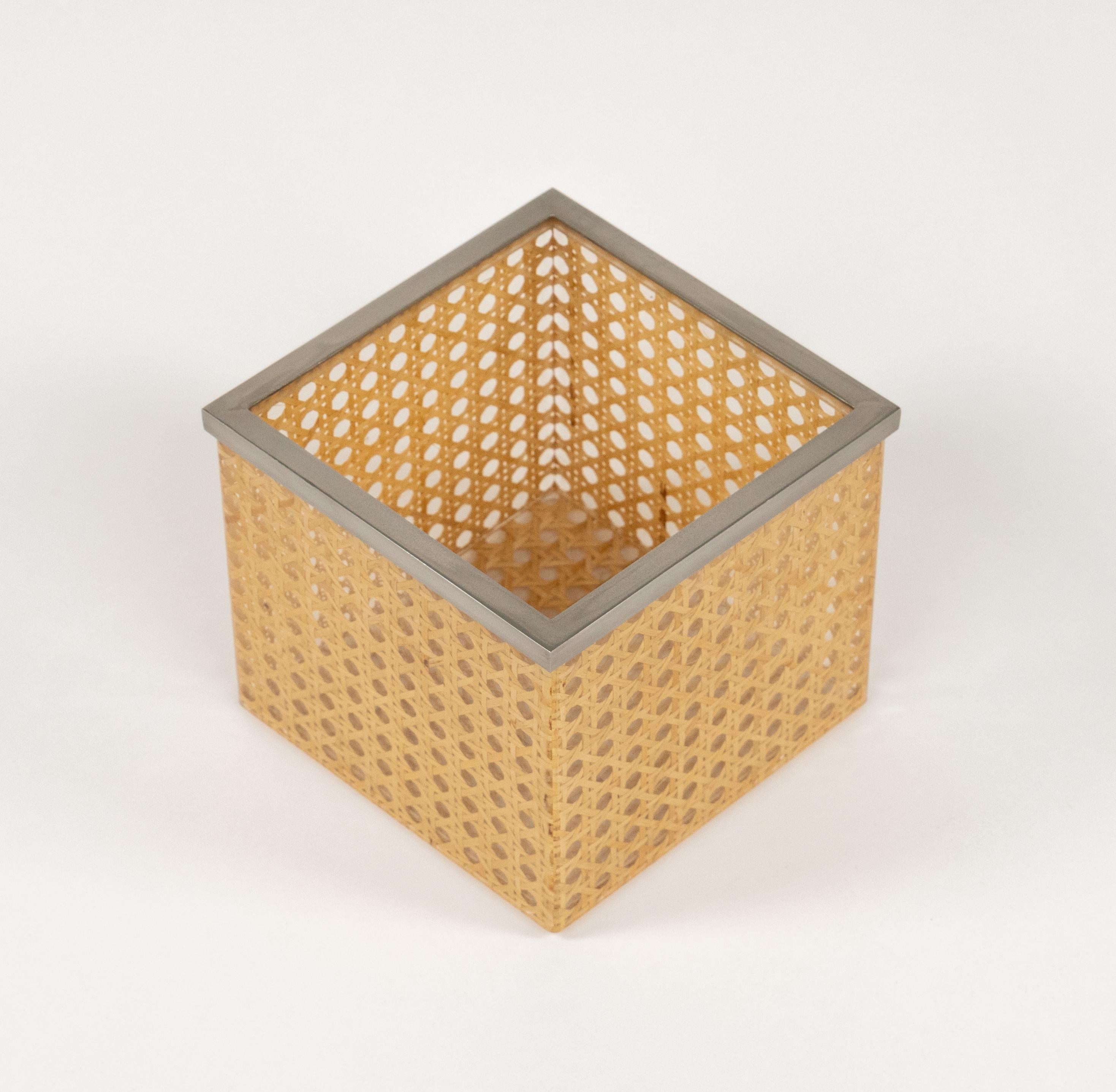 Fin du 20e siècle Panier du milieu du siècle dernier en Lucite, rotin et acier de style Christian Dior, Italie 1970 en vente