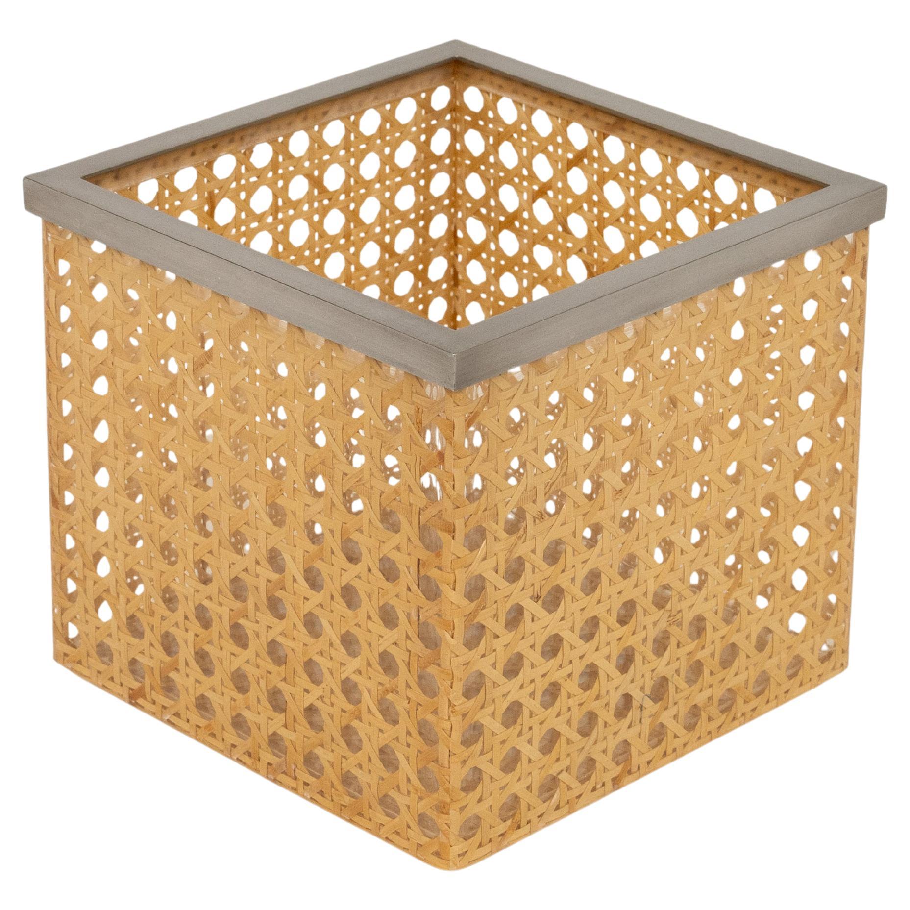 Panier du milieu du siècle dernier en Lucite, rotin et acier de style Christian Dior, Italie 1970