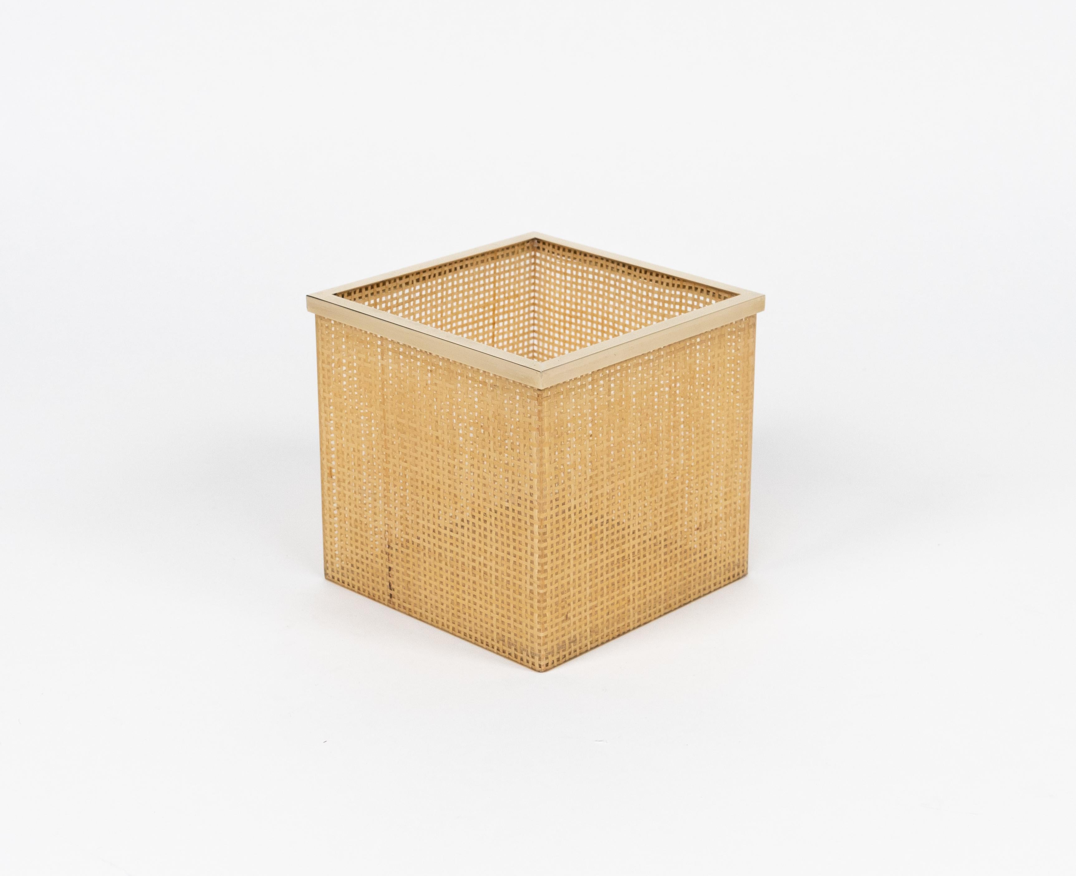 Cestino decorativo di metà secolo in lucite, vimini e ottone nello stile di Christian Dior Home.  

Realizzato in Italia negli anni '70.  

Ottimo accessorio per qualsiasi interno moderno.