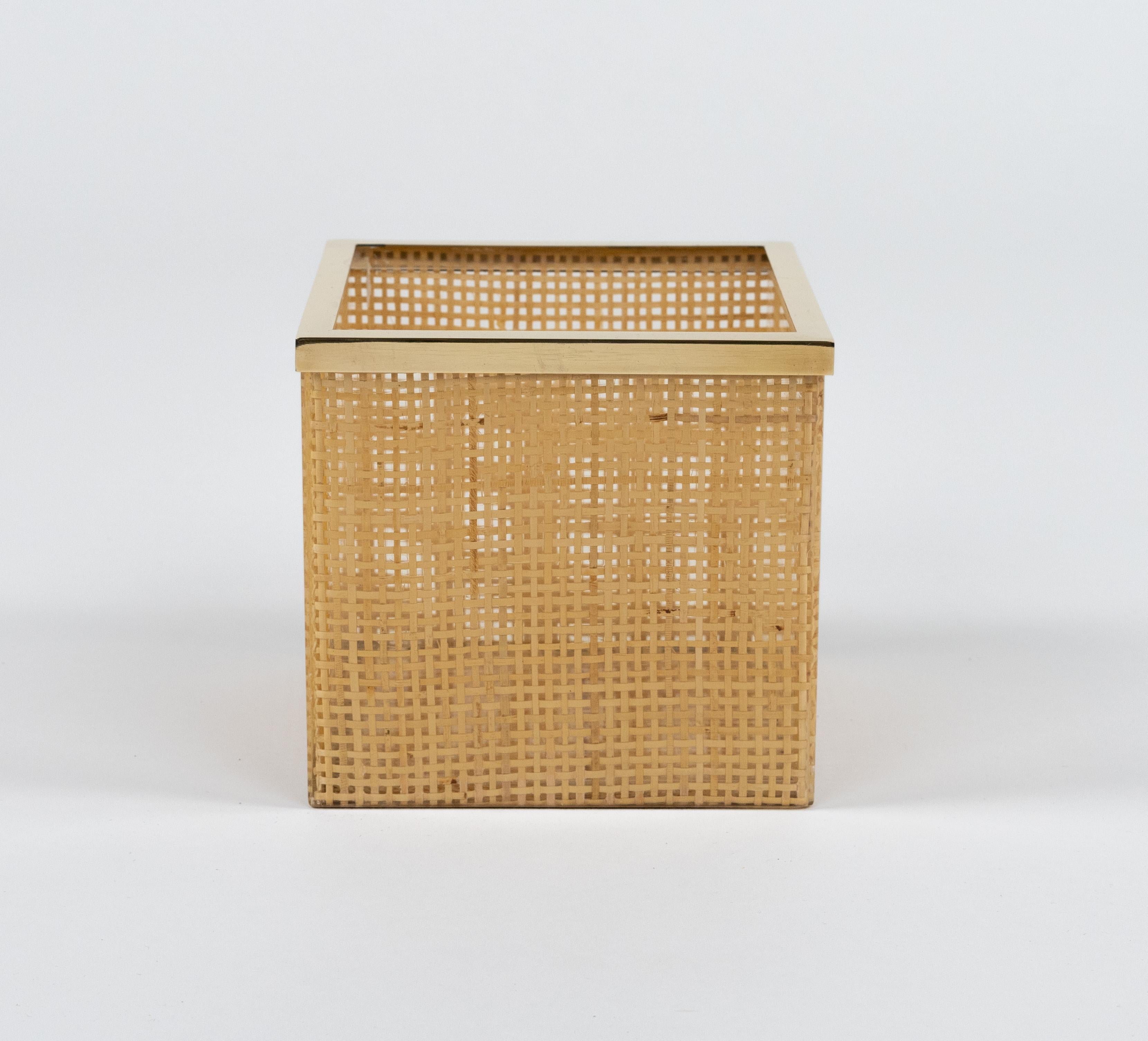 Midcentury Basket in Lucite, Wicker and Brass Christian Dior Style, Italy 1970s In Good Condition For Sale In Rome, IT