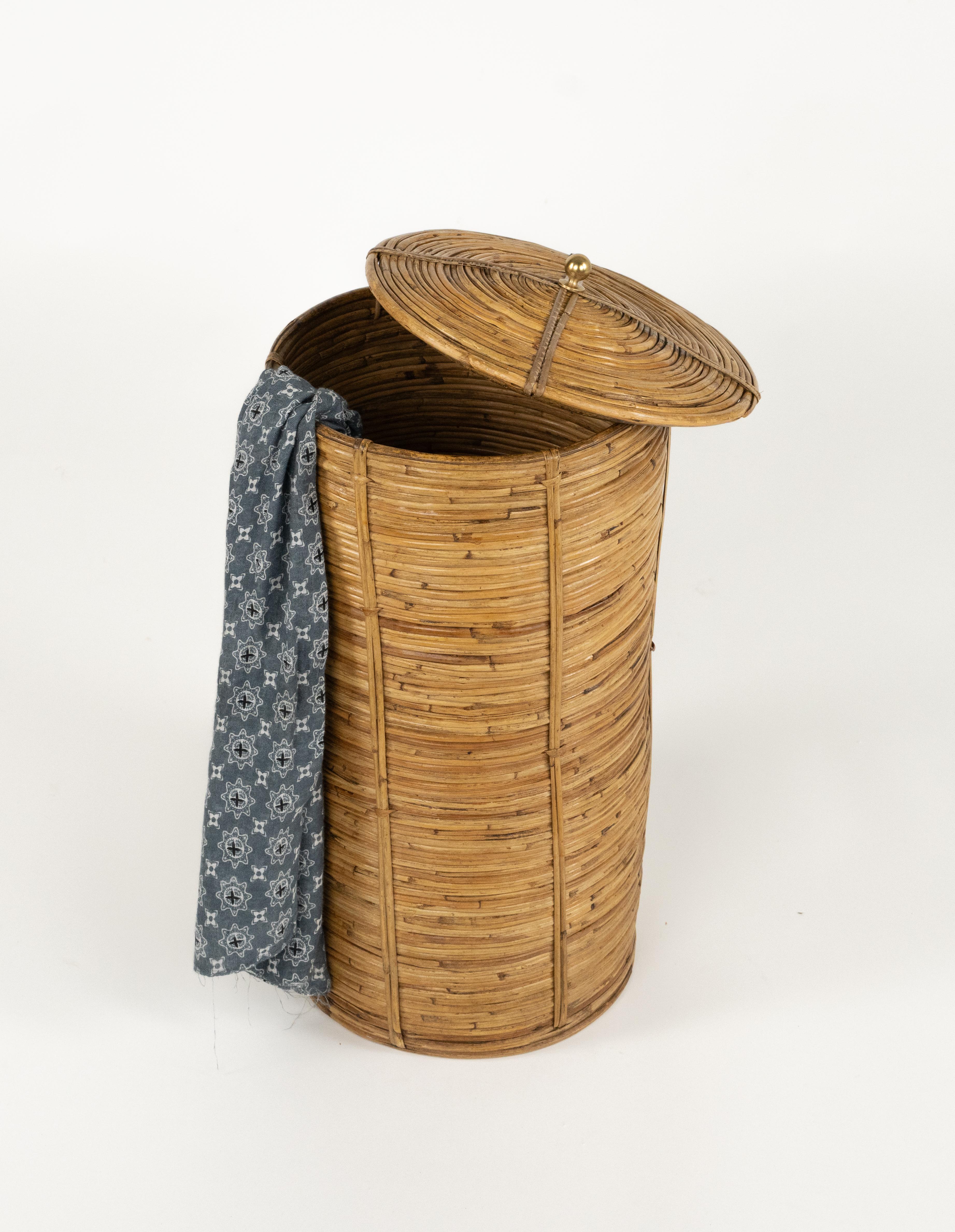 Cestino del Medioevo in rattan, vimini e ottone in stile Vivai del Sud, Italia anni '70 in vendita 2