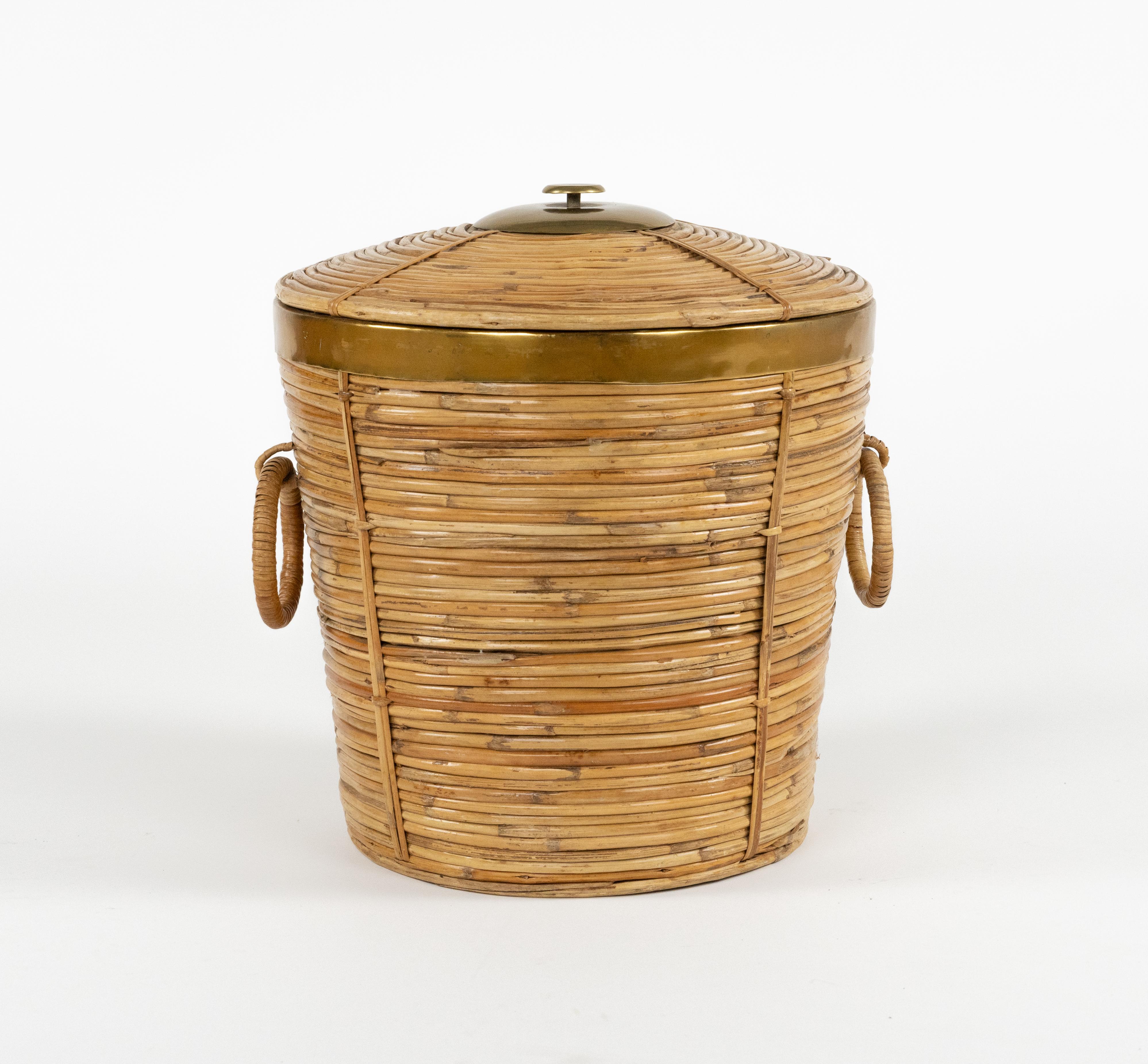 Wunderschöner runder Korb mit Griffen aus Rattan, Weide und Messing im Stil von Vivai Del Sud aus der Mitte des Jahrhunderts.

Hergestellt in Italien in den 1970er Jahren.

Vivai del sud, Gabriella Crespi und Arpex waren die drei führenden