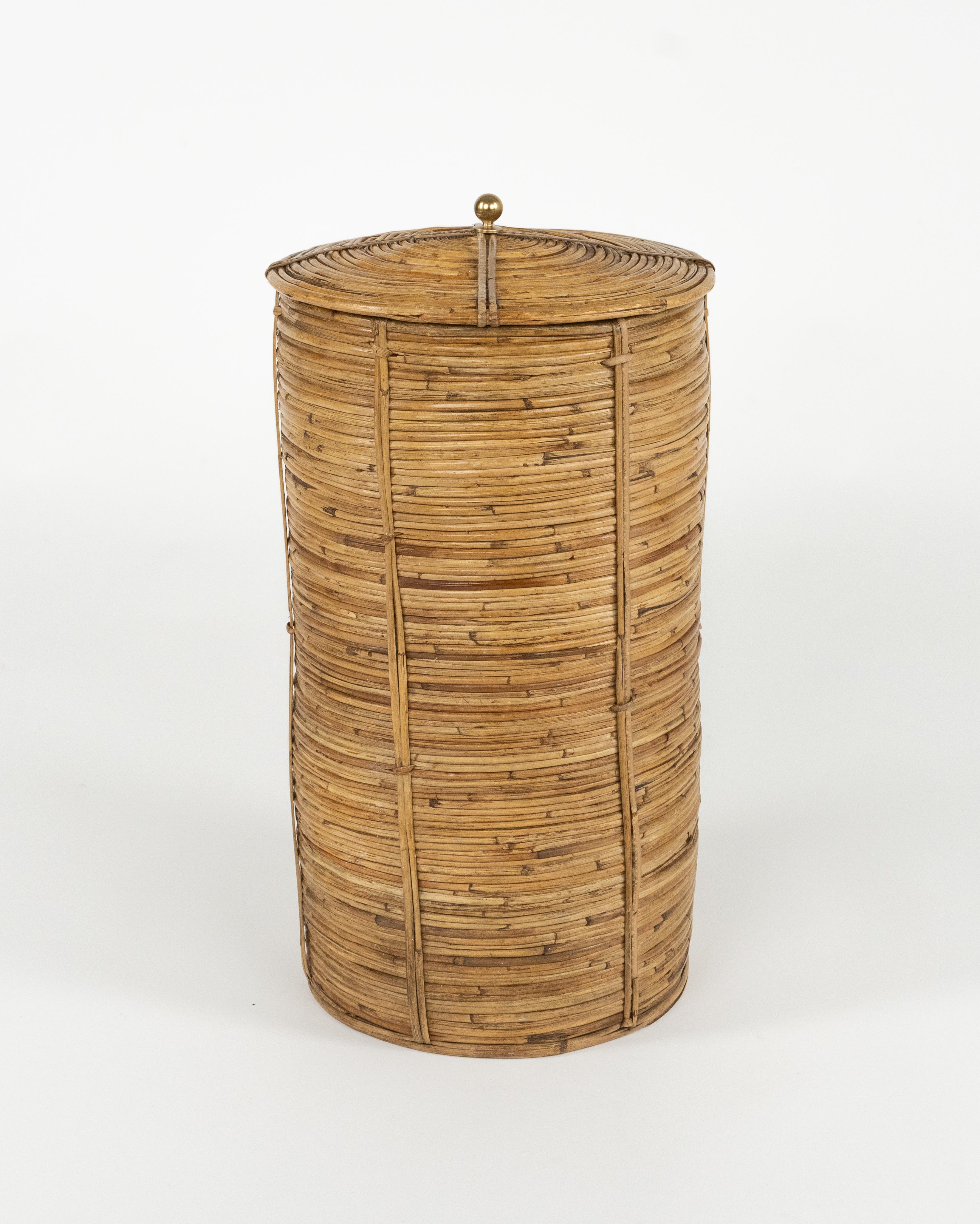 Splendido cesto rotondo con coperchio in rattan, vimini e ottone nello stile di Vivai del Sud.  

Realizzato in Italia negli anni '70.  

Vivai del Sud, Gabriella Crespi e Arpex erano i tre principali studi di design dell'Italia degli anni '70