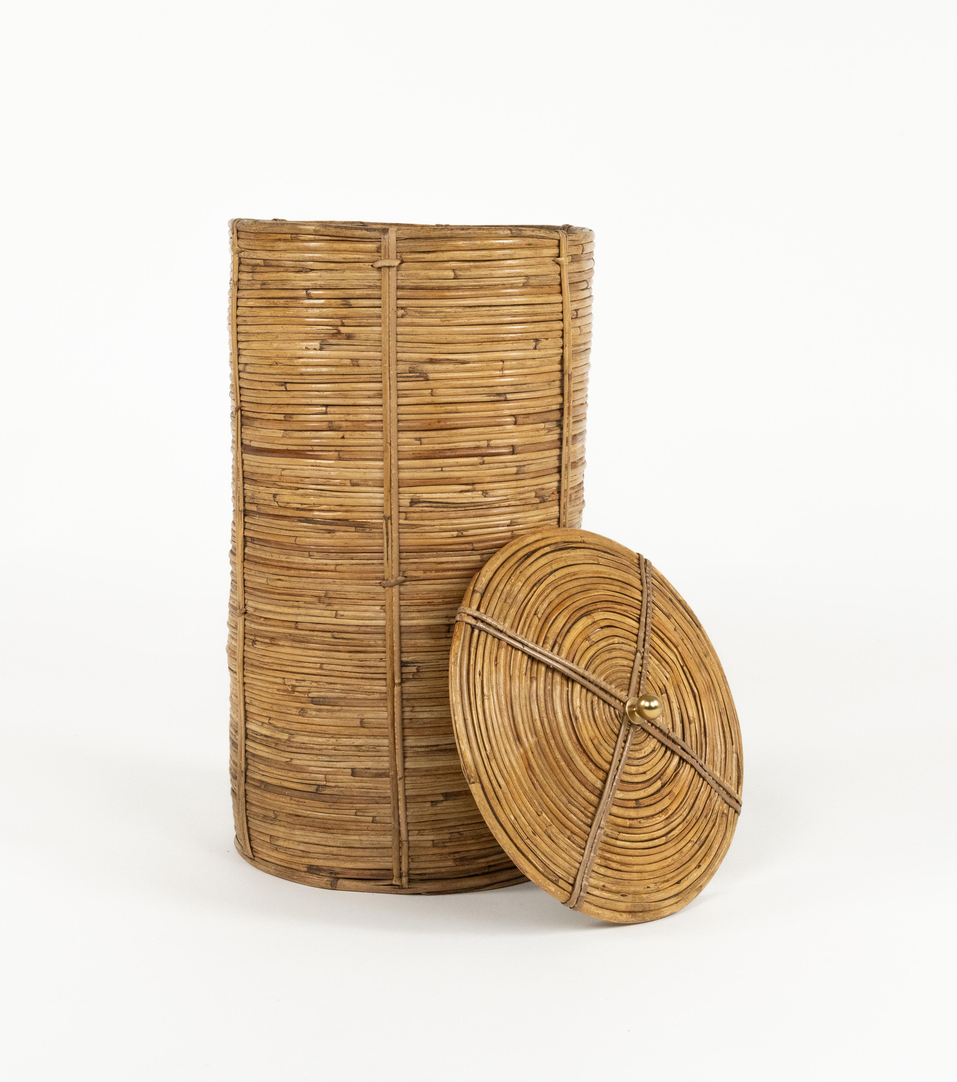 Mid-Century moderno Cestino del Medioevo in rattan, vimini e ottone in stile Vivai del Sud, Italia anni '70 in vendita