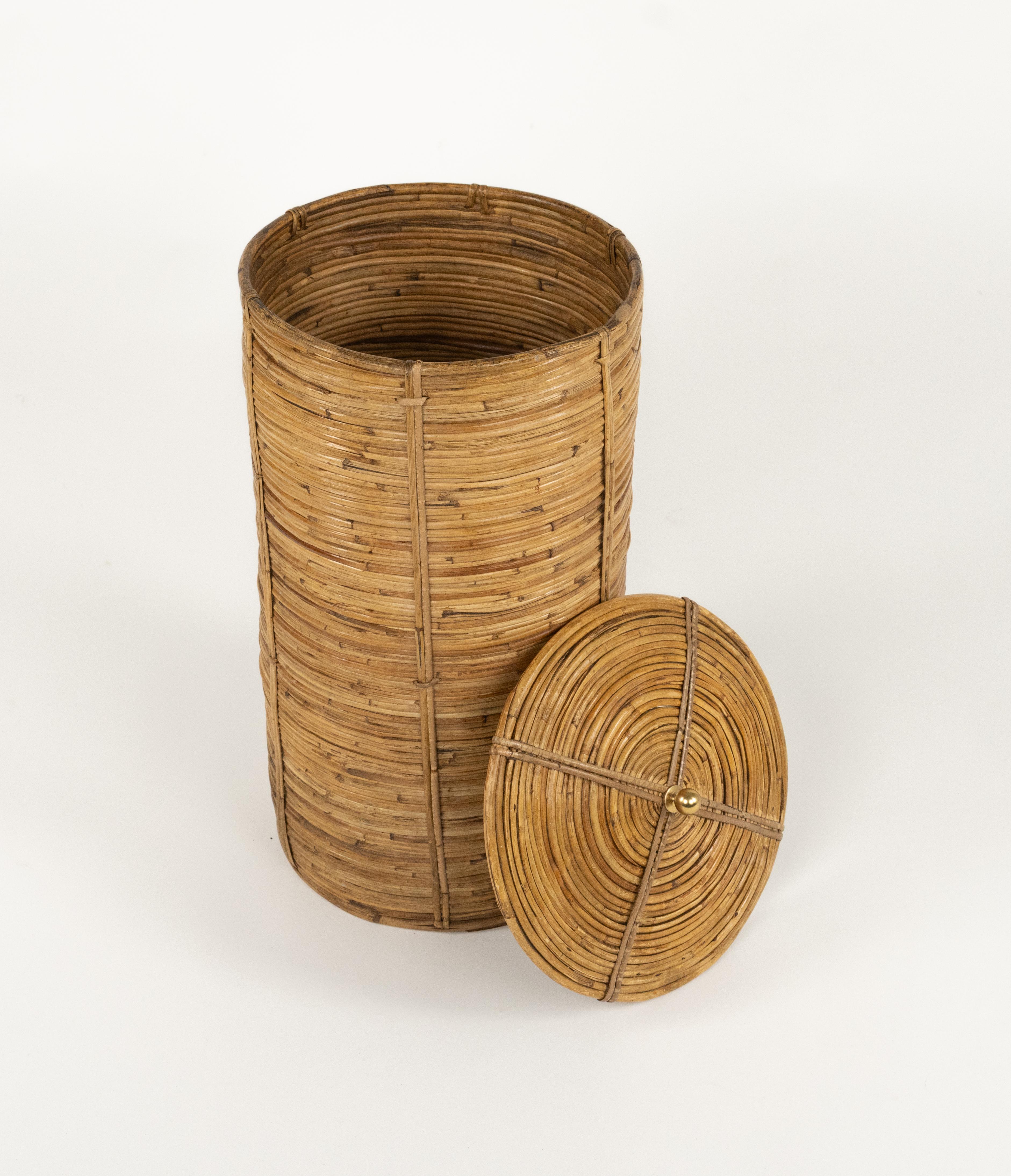 Italiano Cestino del Medioevo in rattan, vimini e ottone in stile Vivai del Sud, Italia anni '70 in vendita