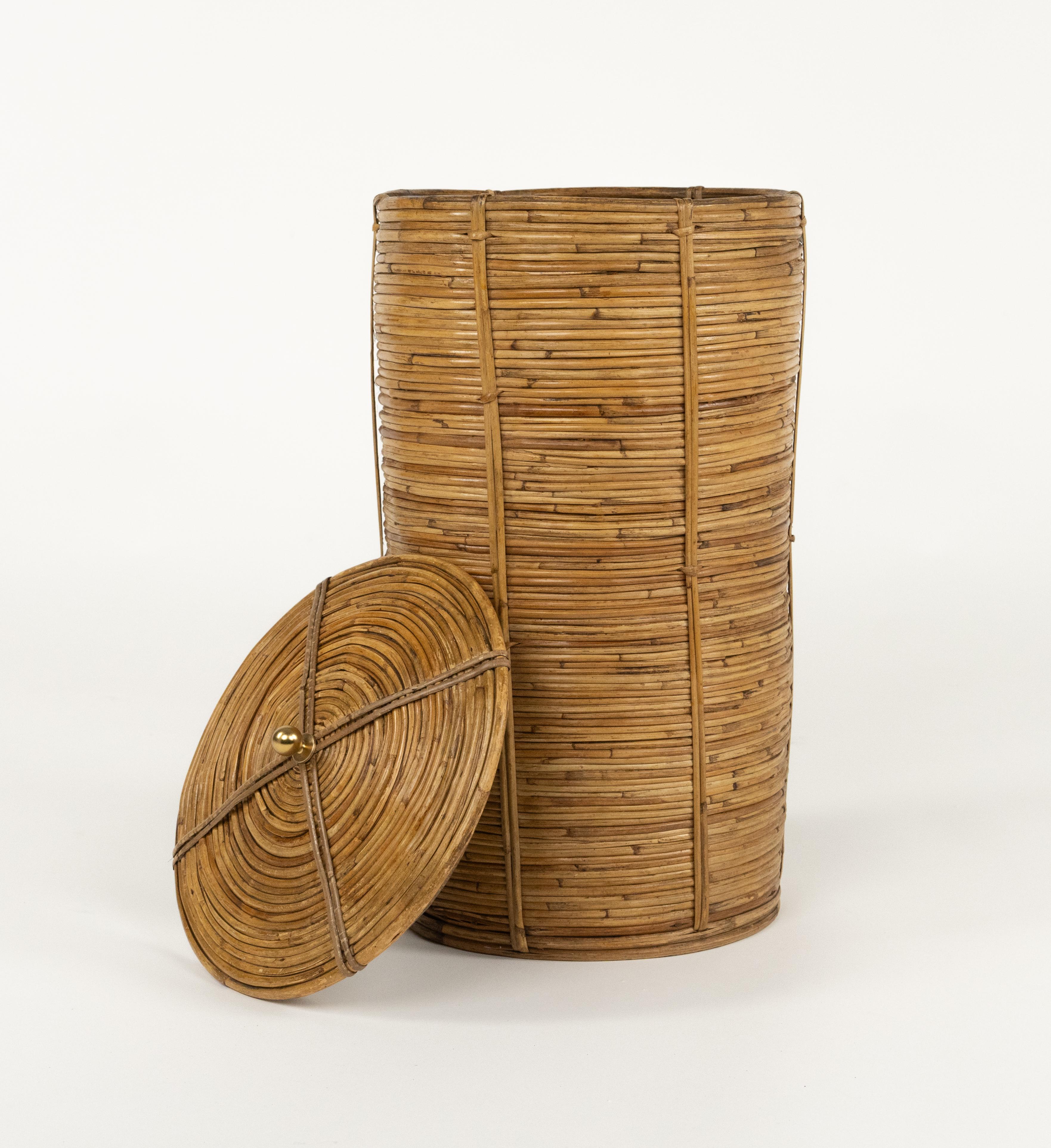 Fatto a mano Cestino del Medioevo in rattan, vimini e ottone in stile Vivai del Sud, Italia anni '70 in vendita