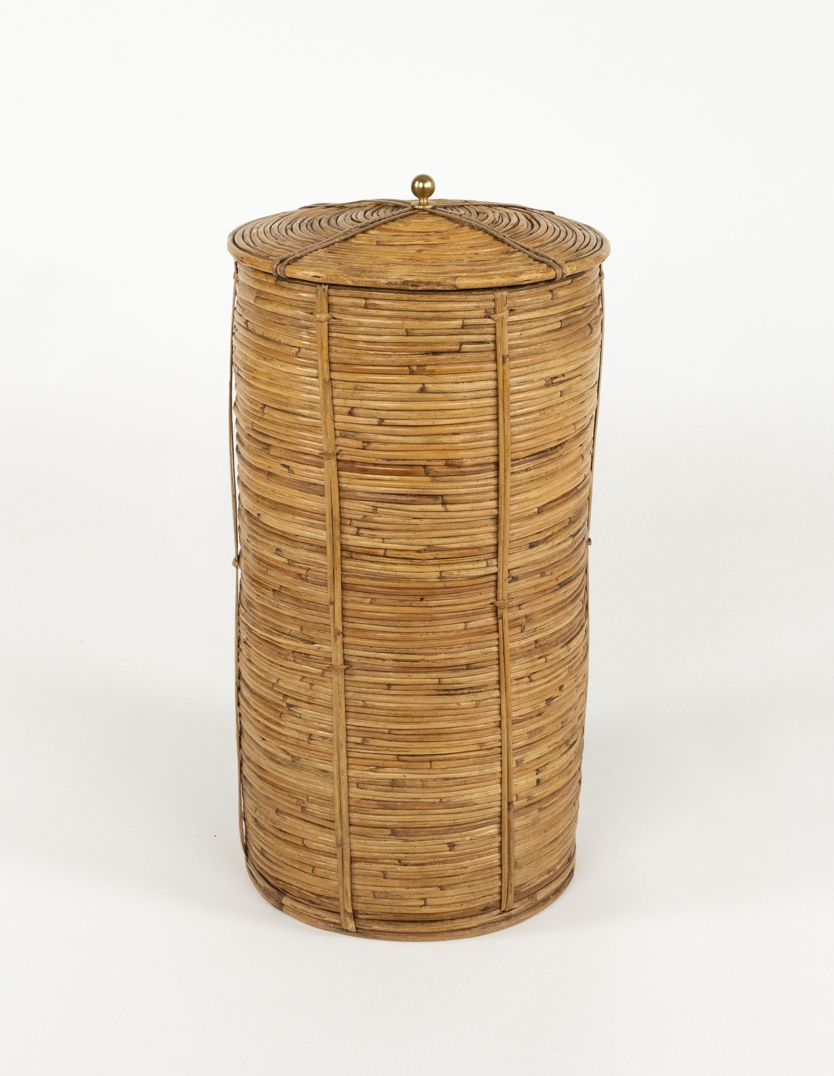 Cestino del Medioevo in rattan, vimini e ottone in stile Vivai del Sud, Italia anni '70 In condizioni buone in vendita a Rome, IT