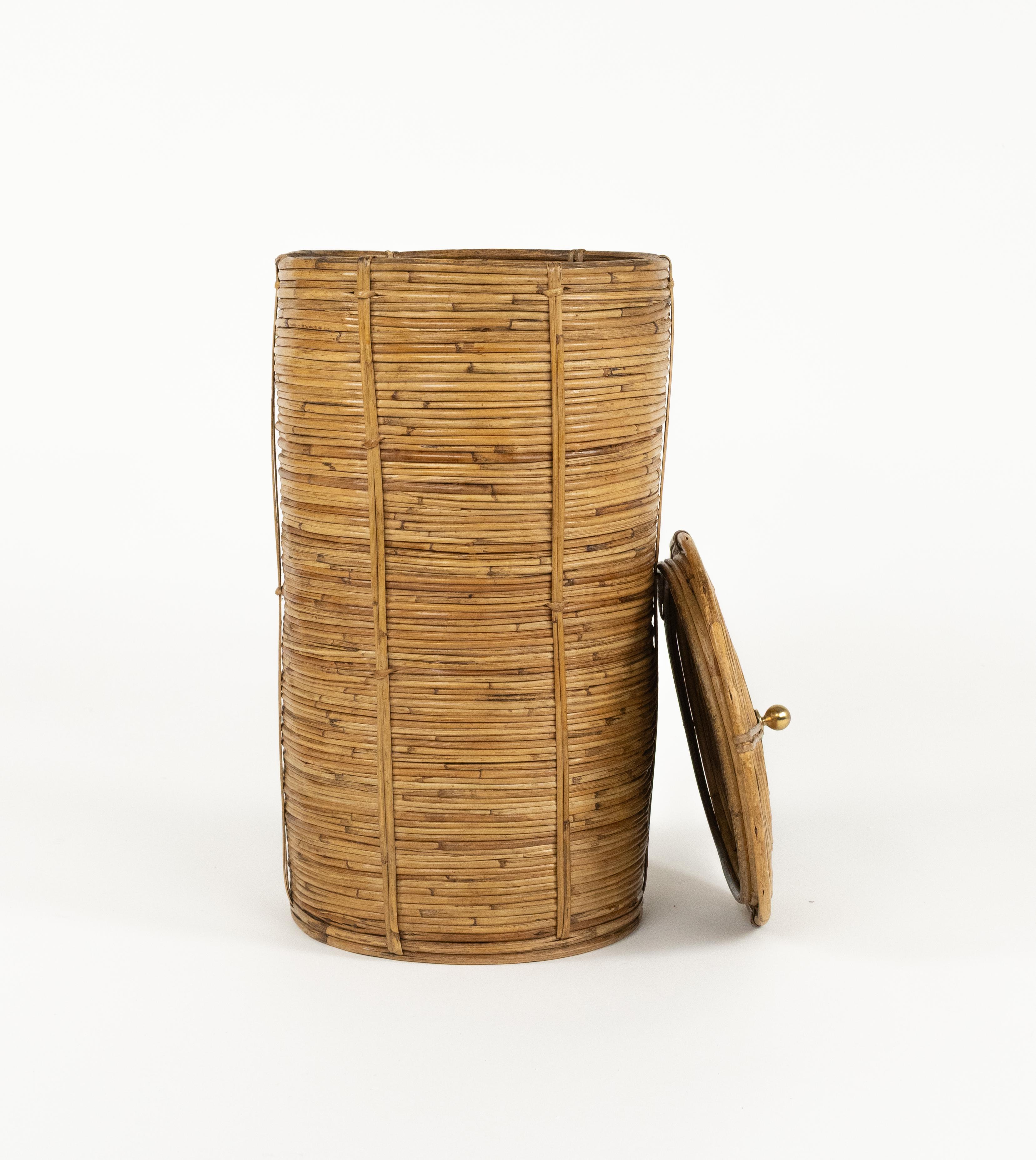 Fine XX secolo Cestino del Medioevo in rattan, vimini e ottone in stile Vivai del Sud, Italia anni '70 in vendita