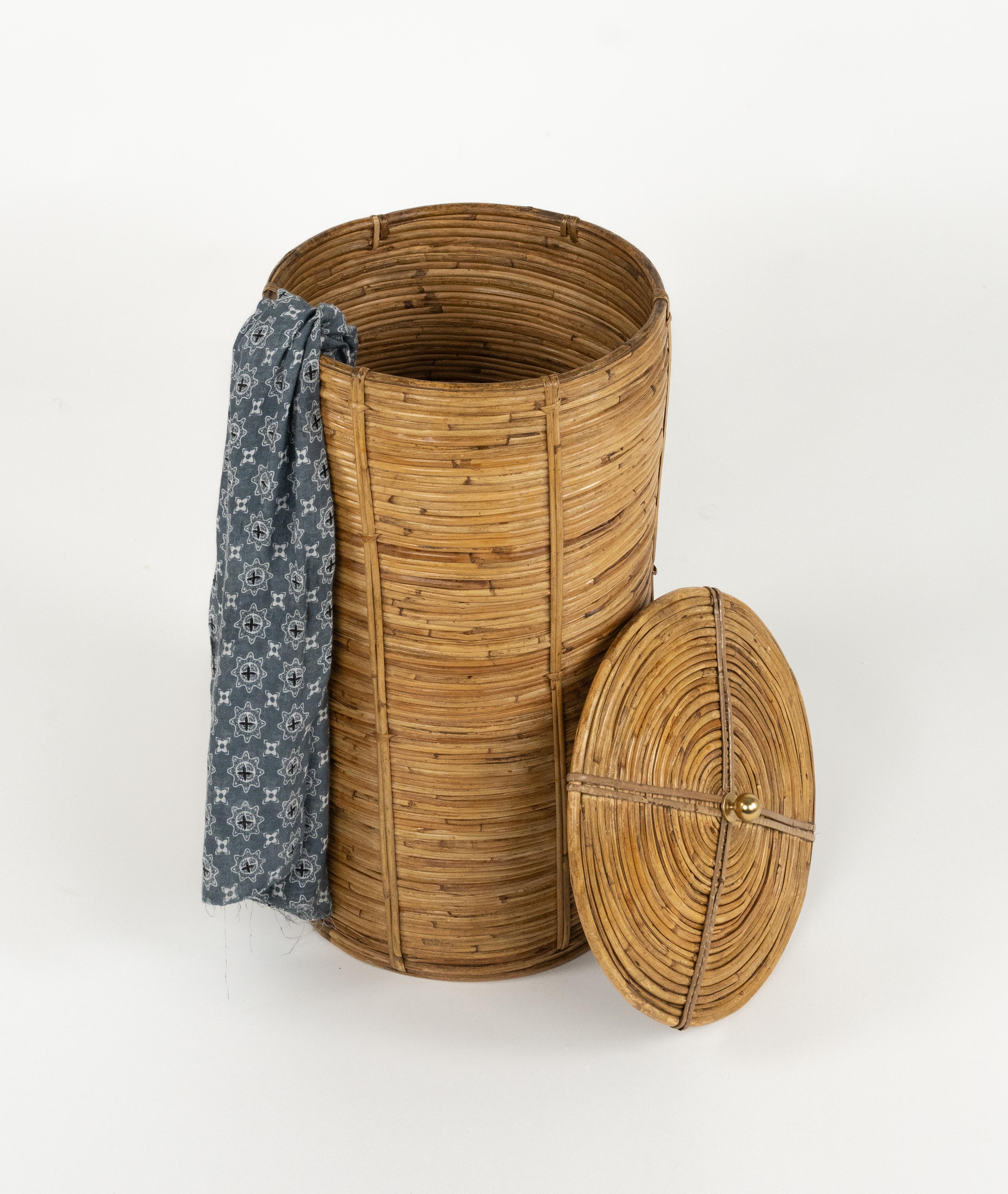 Metallo Cestino del Medioevo in rattan, vimini e ottone in stile Vivai del Sud, Italia anni '70 in vendita