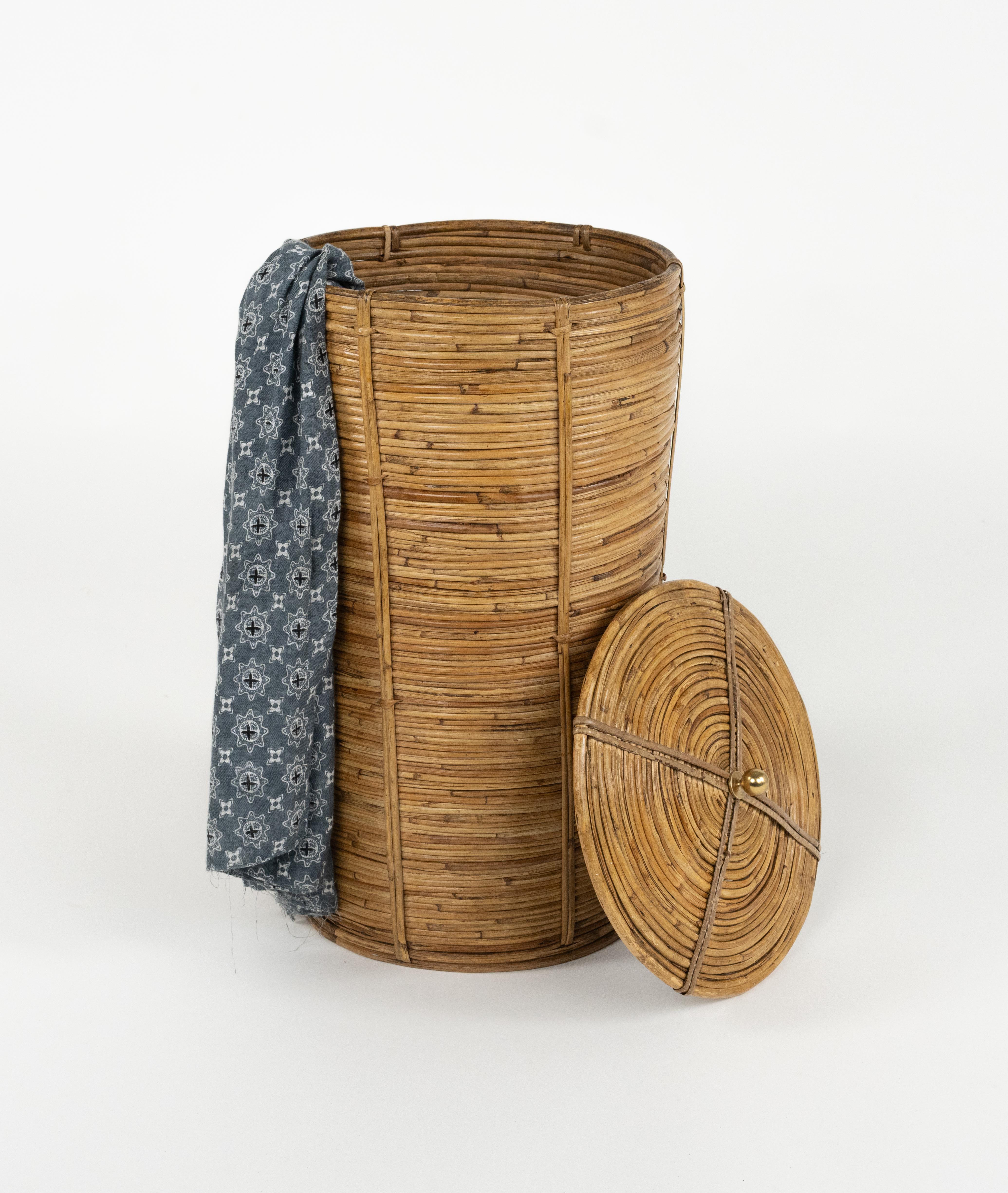 Cestino del Medioevo in rattan, vimini e ottone in stile Vivai del Sud, Italia anni '70 in vendita 1