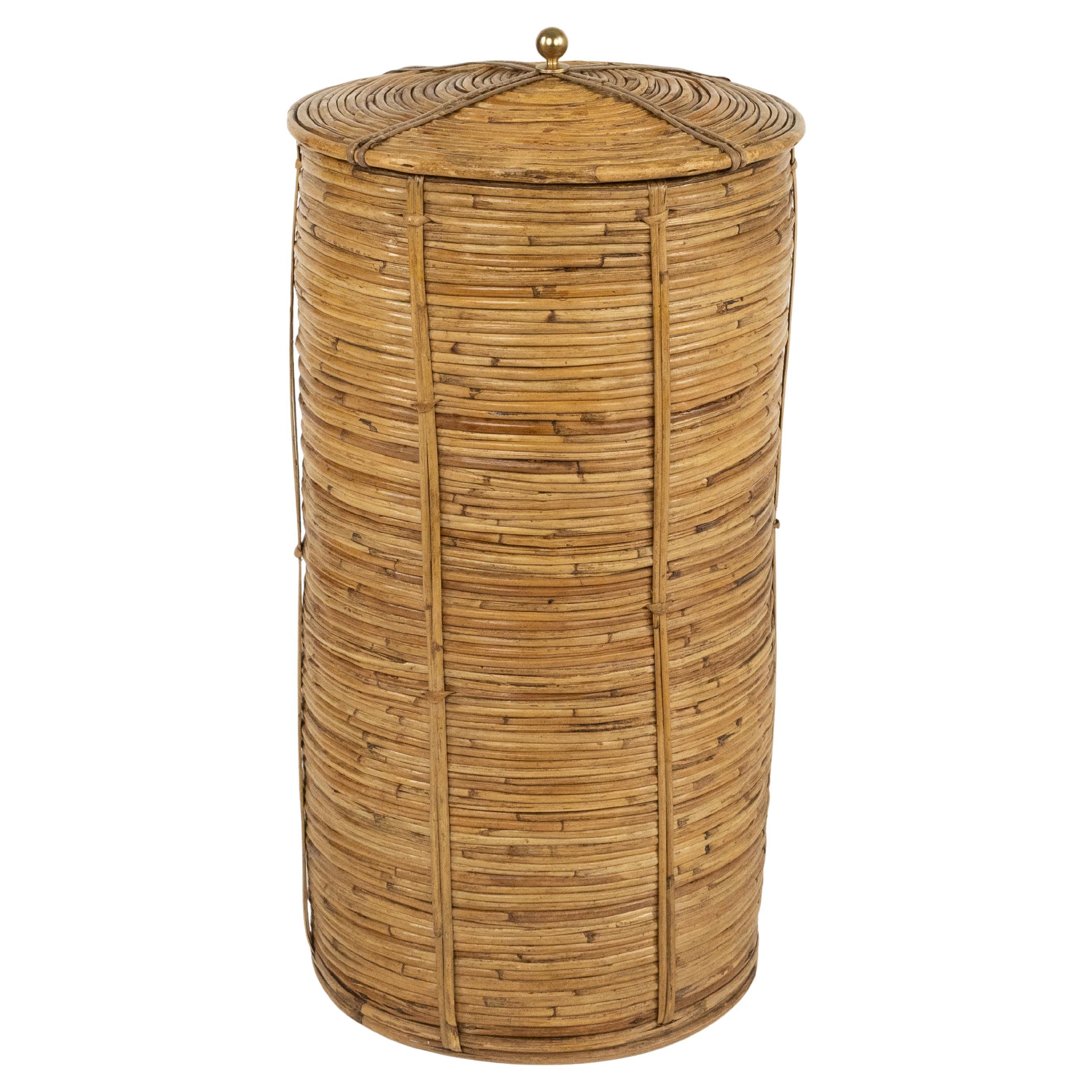 Panier du milieu du siècle dernier en rotin, osier et laiton style Vivai Del Sud, Italie 1970