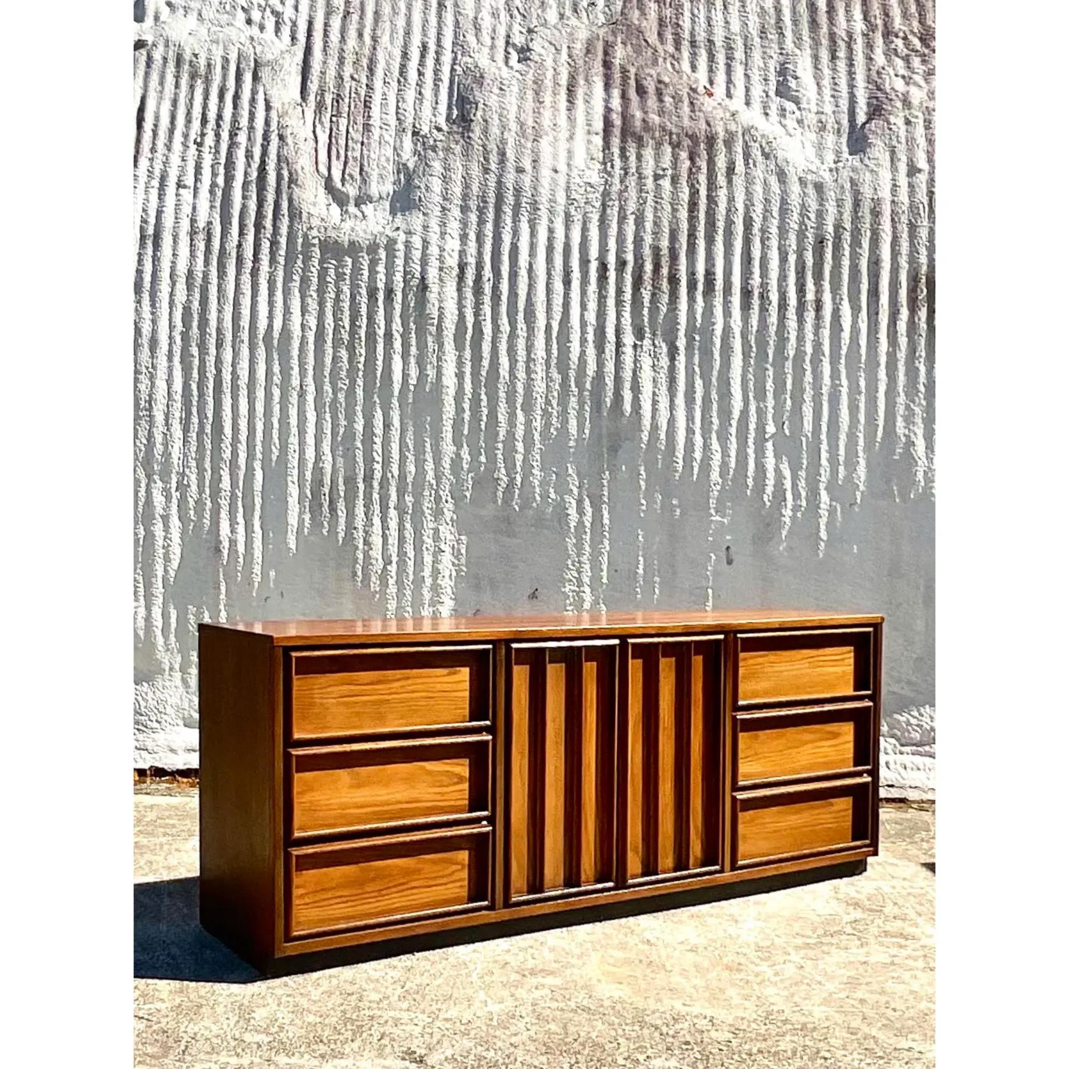 Midcentury Bassett Walnut and Oak 9 Drawer Dresser In Good Condition For Sale In west palm beach, FL