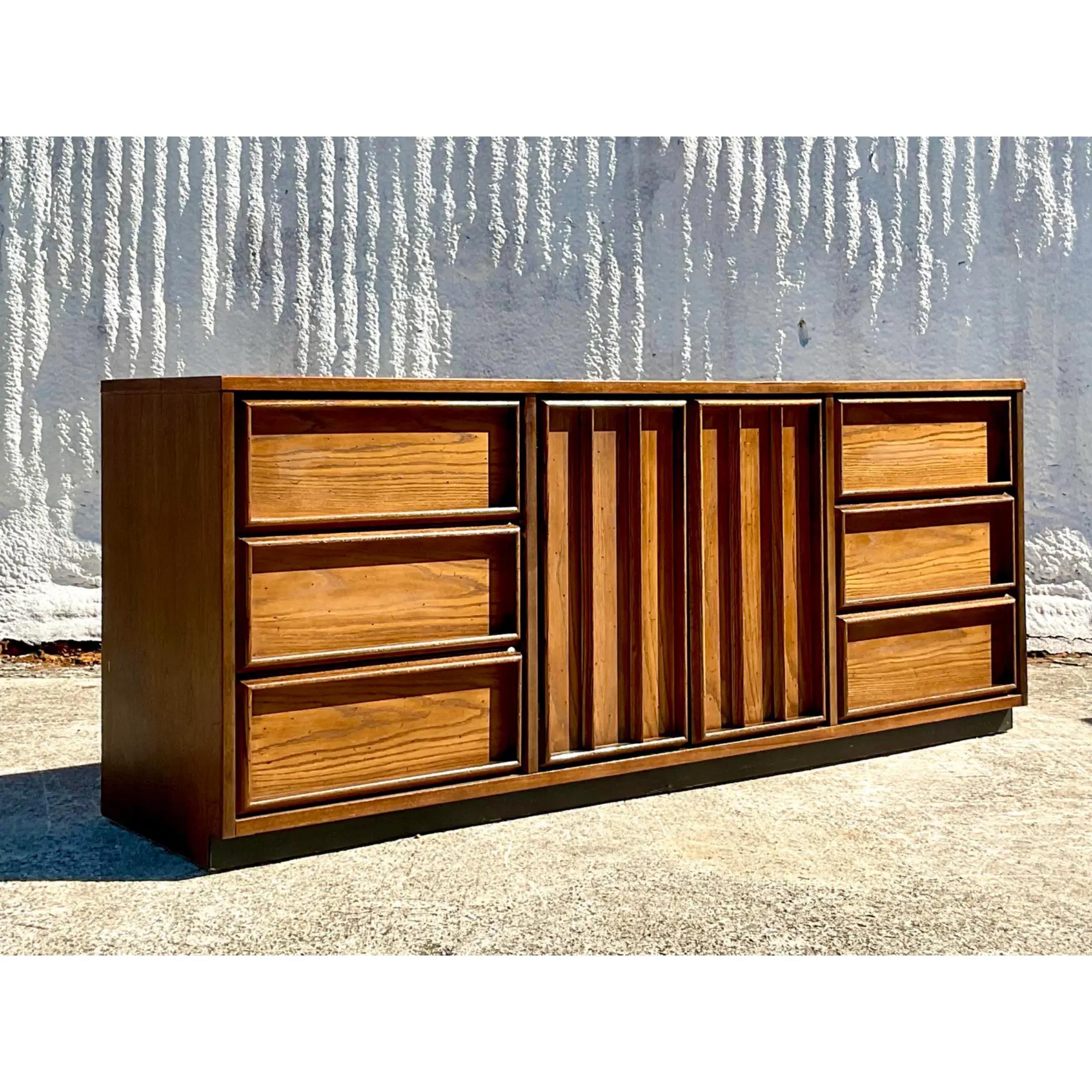 Midcentury Bassett Walnut and Oak 9 Drawer Dresser In Good Condition For Sale In west palm beach, FL