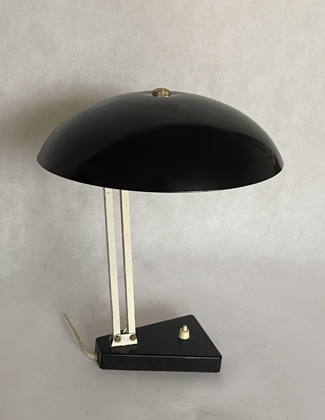Lampe de bureau Bauhaus du milieu du siècle en métal émaillé noir, années 1950 en vente 3