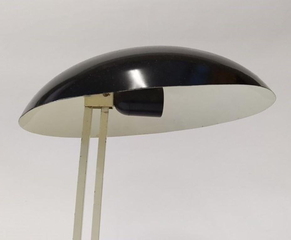 Lampe de bureau Bauhaus du milieu du siècle en métal émaillé noir, années 1950 en vente 4