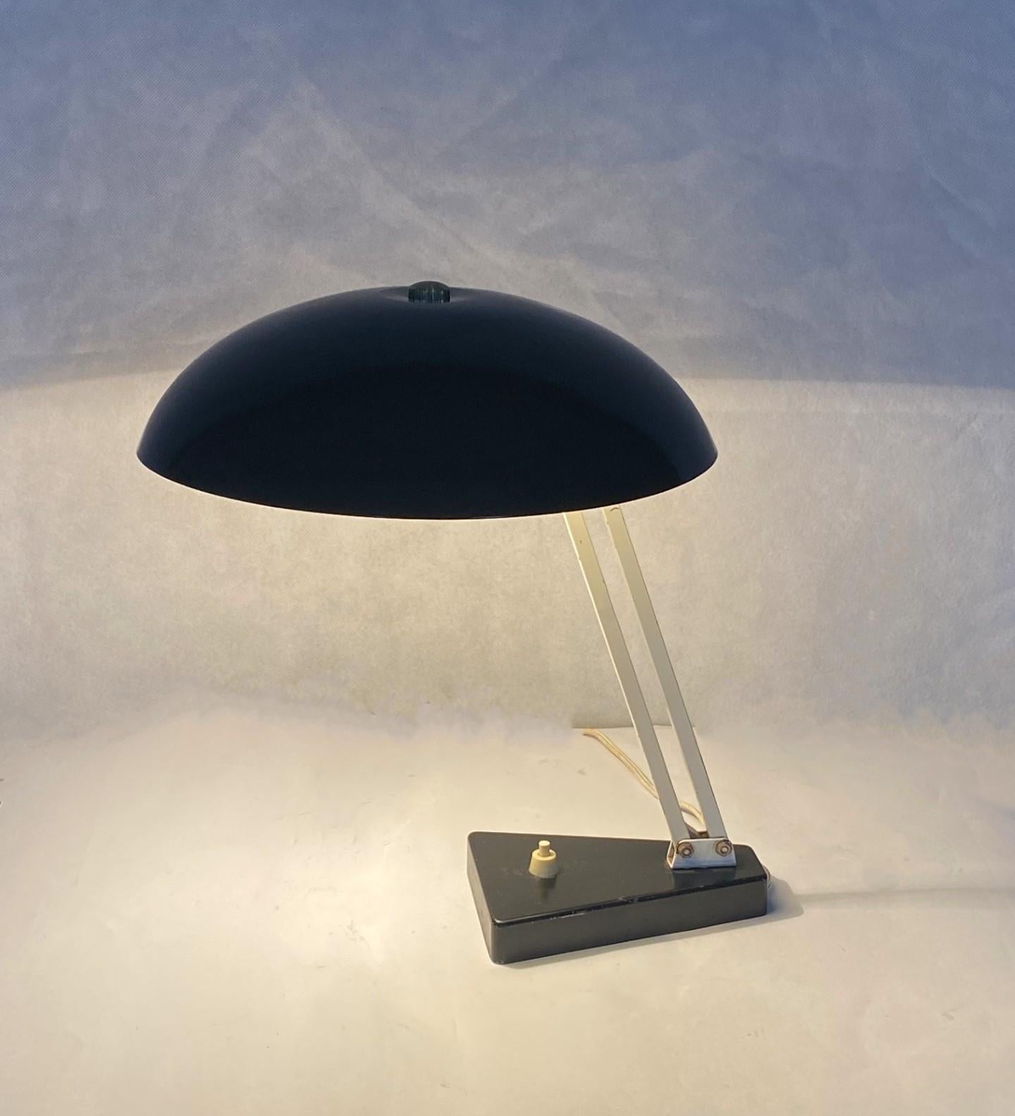 Lampe de bureau Bauhaus du milieu du siècle en métal émaillé noir, années 1950 en vente 8