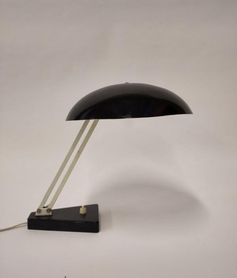 Mid-Century Modern Lampe de bureau Bauhaus du milieu du siècle en métal émaillé noir, années 1950 en vente