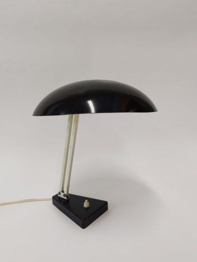 Émaillé Lampe de bureau Bauhaus du milieu du siècle en métal émaillé noir, années 1950 en vente
