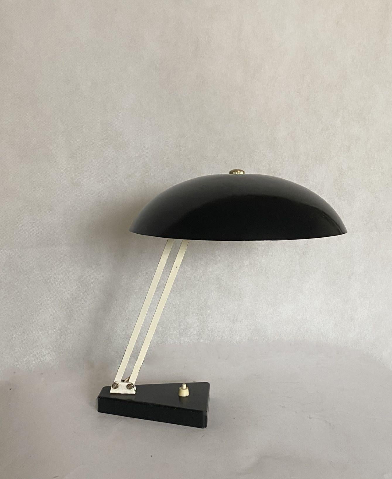 Laiton Lampe de bureau Bauhaus du milieu du siècle en métal émaillé noir, années 1950 en vente