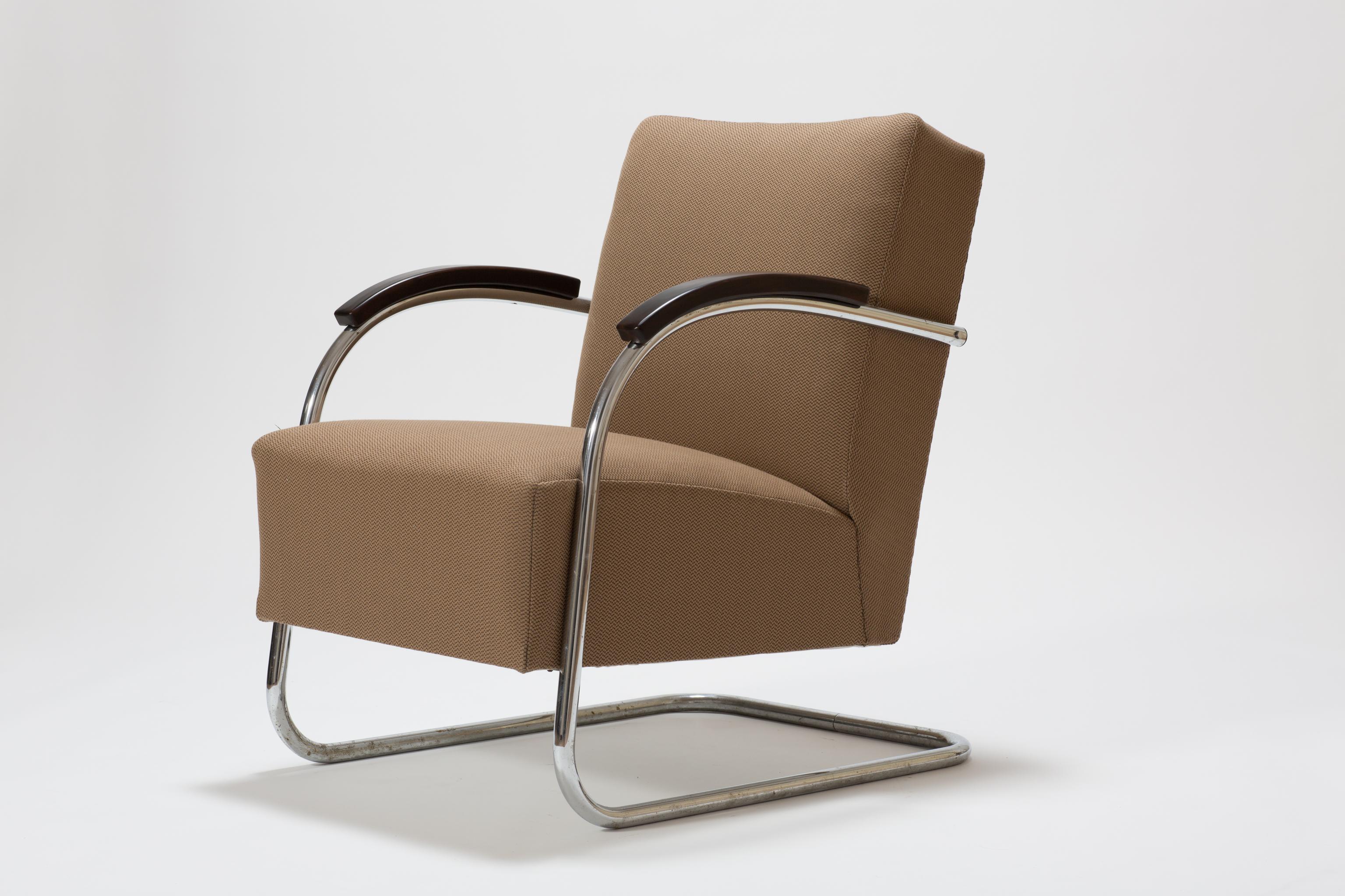 A pair of original midcentury Bauhaus armchairs from the 1930s produced by Mücke-Melder. The cantilever lounge chairs are a typical representation for the German and Austrian Bauhaus Era. The midcentury lounge chairs have a tubular steel frame and