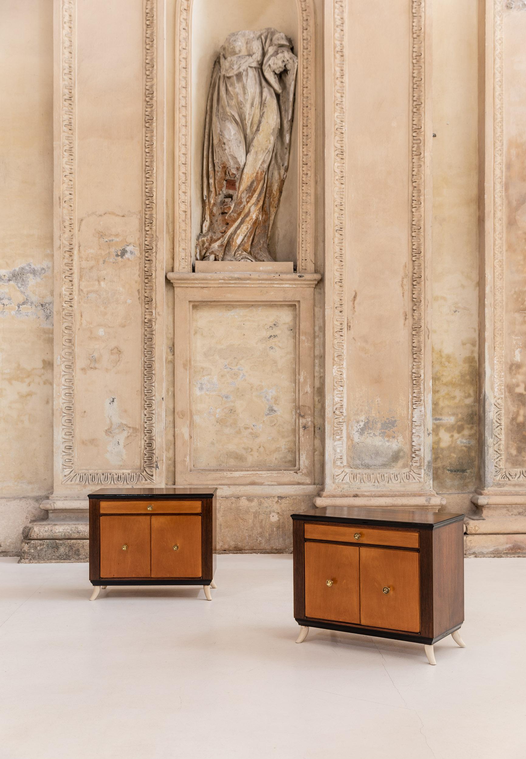 Elegant pair of italian midcentury bedside tables attributed to Guglielmo Ulrich.
Stunning shaped legs, bicolor wood and elegant brass hardware.

Perfect vintage condition.