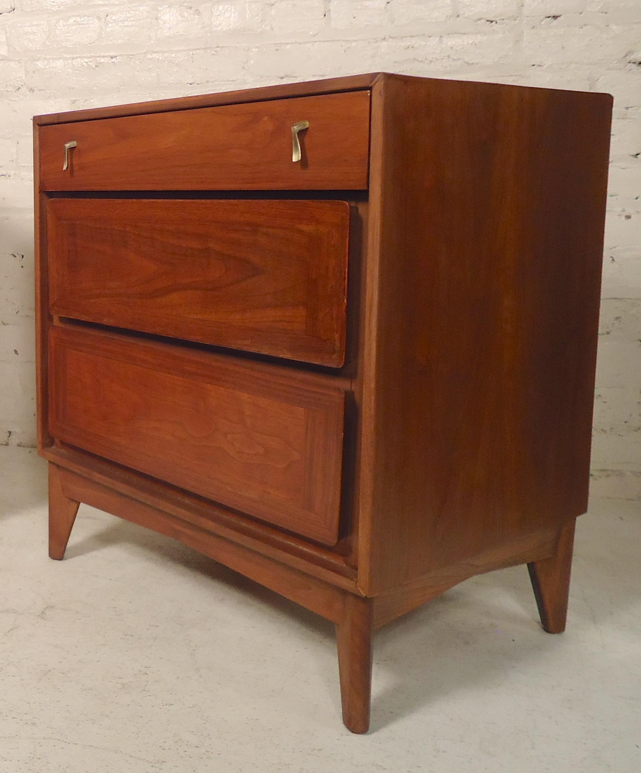 Vintage nightstands with three drawers. Warm walnut grain with brass pulls and tapered legs. Great for bedroom or living room.

(Please confirm item location - NY or NJ - with dealer).
   
