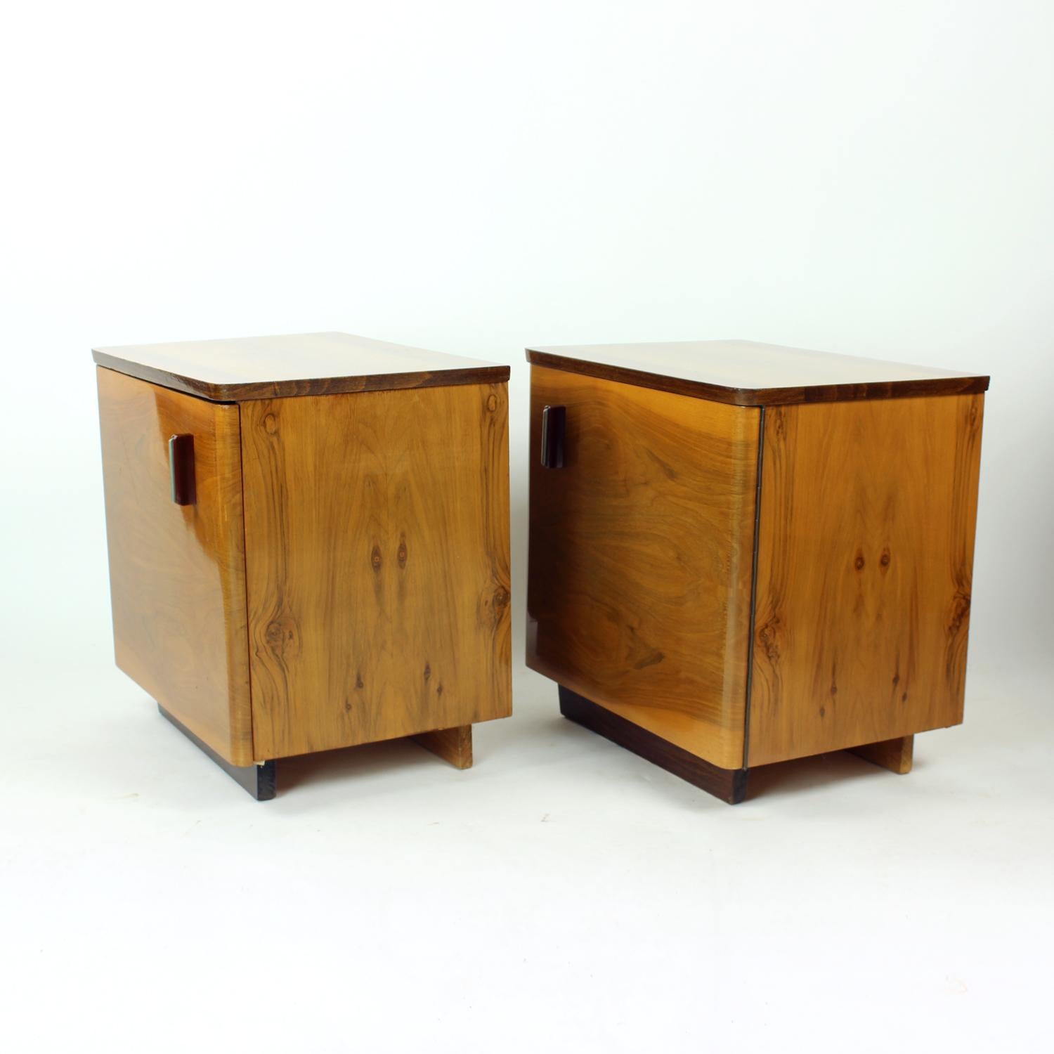 Midcentury Bedside Tables In Shelack Finish Walnut, Czechoslovakia 1960s, Set Of For Sale 4