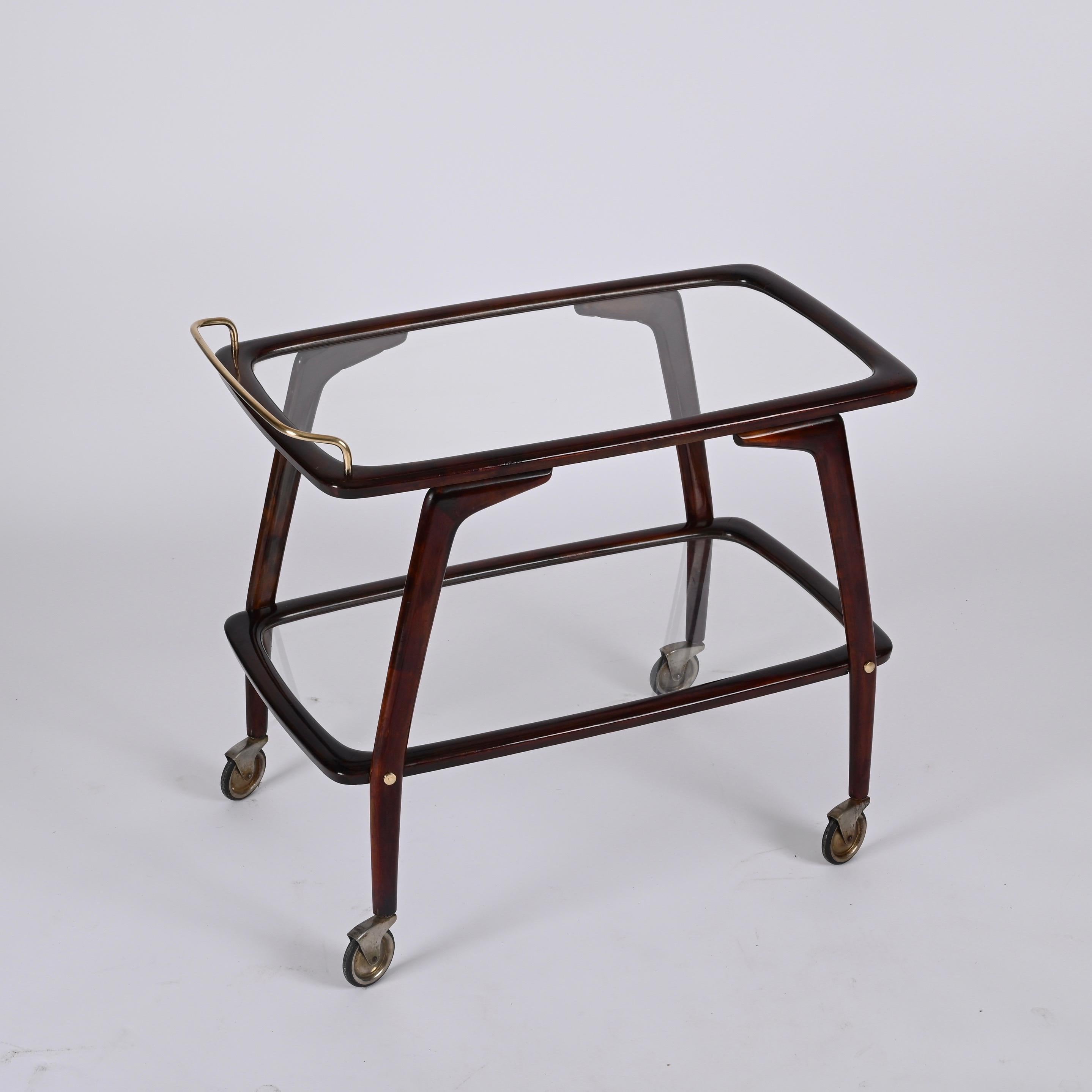 Amazing midcentury beech wood and brass bar cart. Cesare Lacca probably designed this fantastic piece in Italy during the 1950s.

This item is extremely elegant thanks to its brass handle and the composition of its structure: two tiers of brass